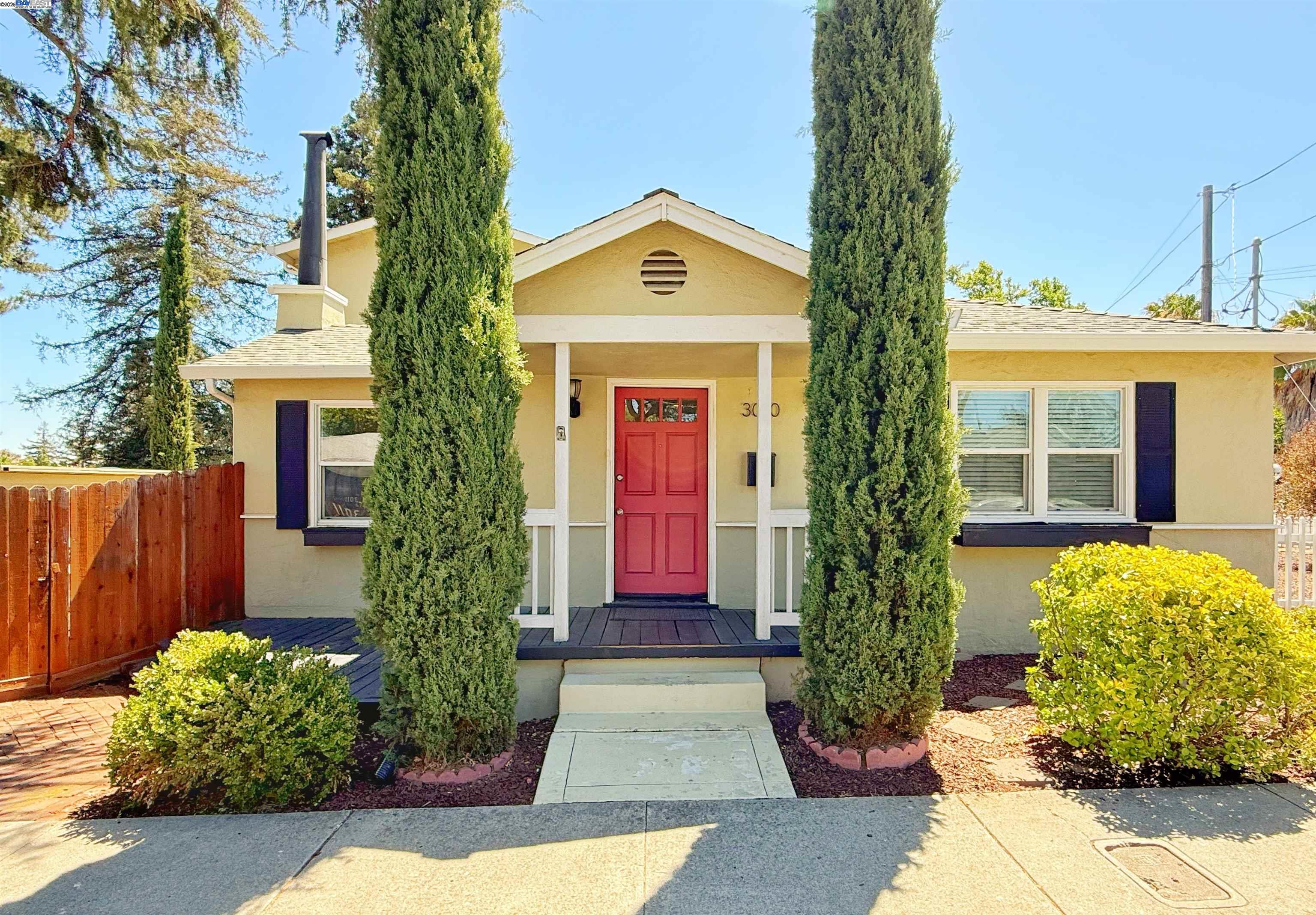 Detail Gallery Image 1 of 20 For 3010 Grant St, Concord,  CA 94520 - 5 Beds | 3 Baths