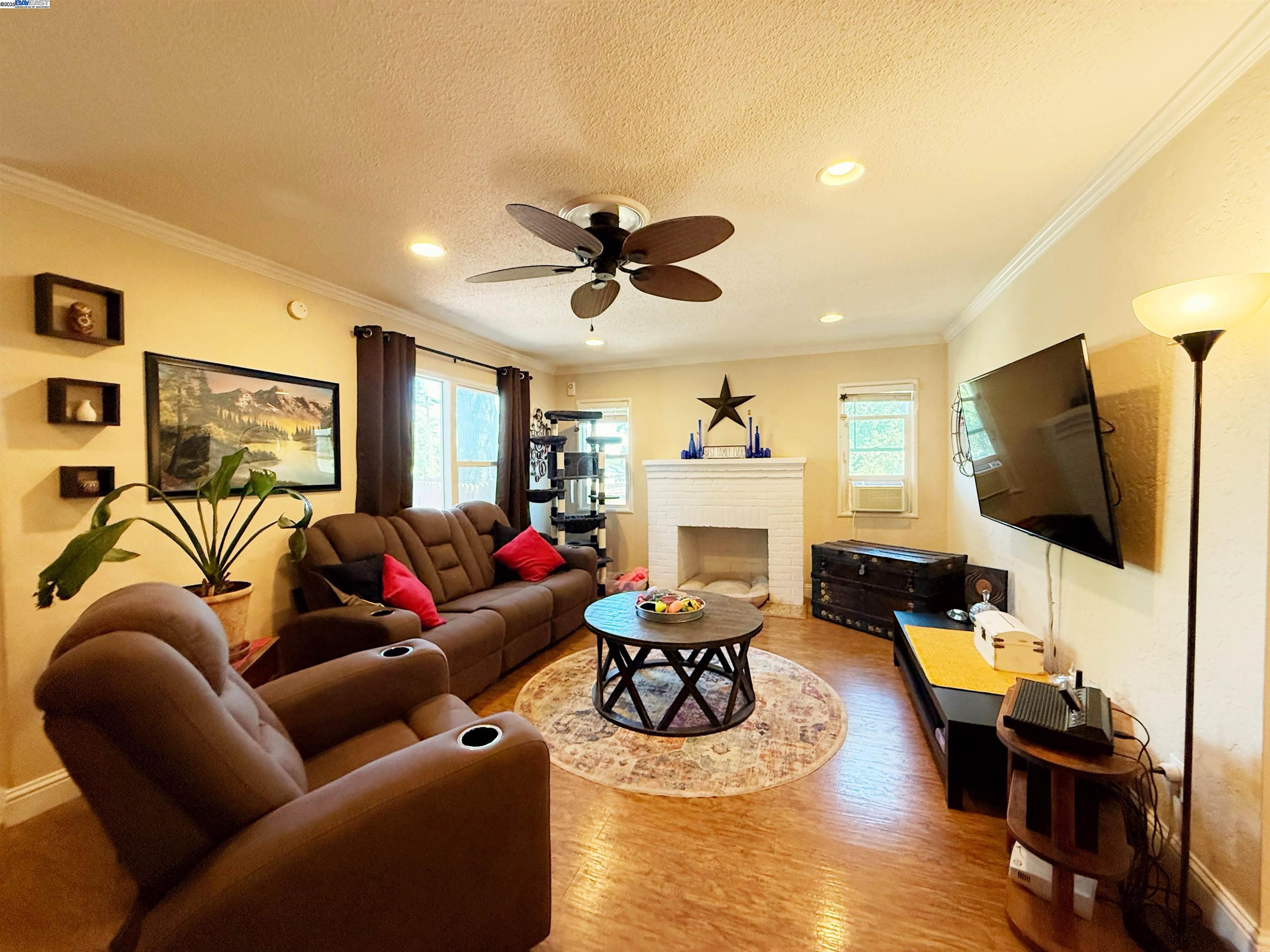 Detail Gallery Image 4 of 20 For 3010 Grant St, Concord,  CA 94520 - 5 Beds | 3 Baths