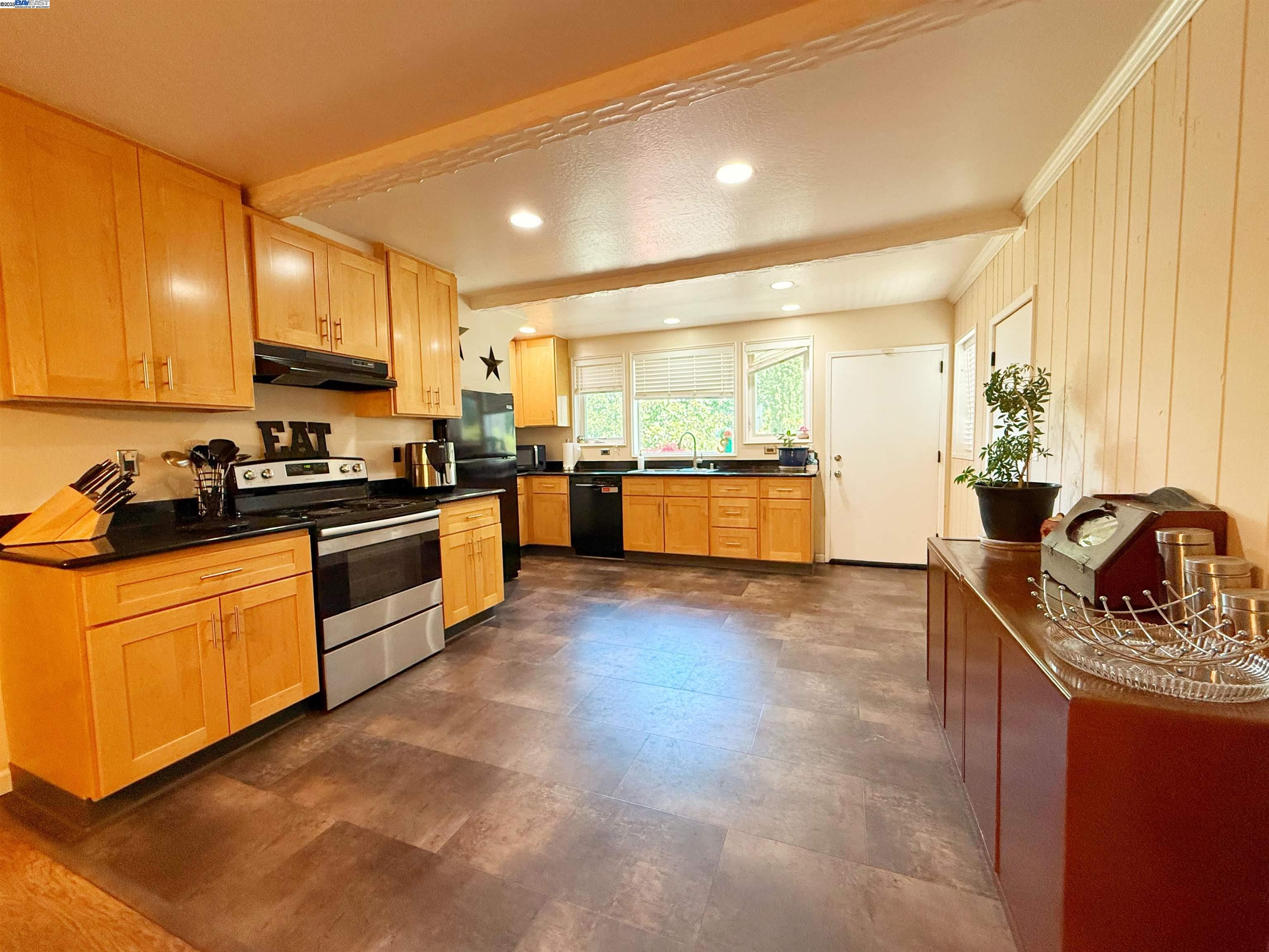Detail Gallery Image 7 of 20 For 3010 Grant St, Concord,  CA 94520 - 5 Beds | 3 Baths