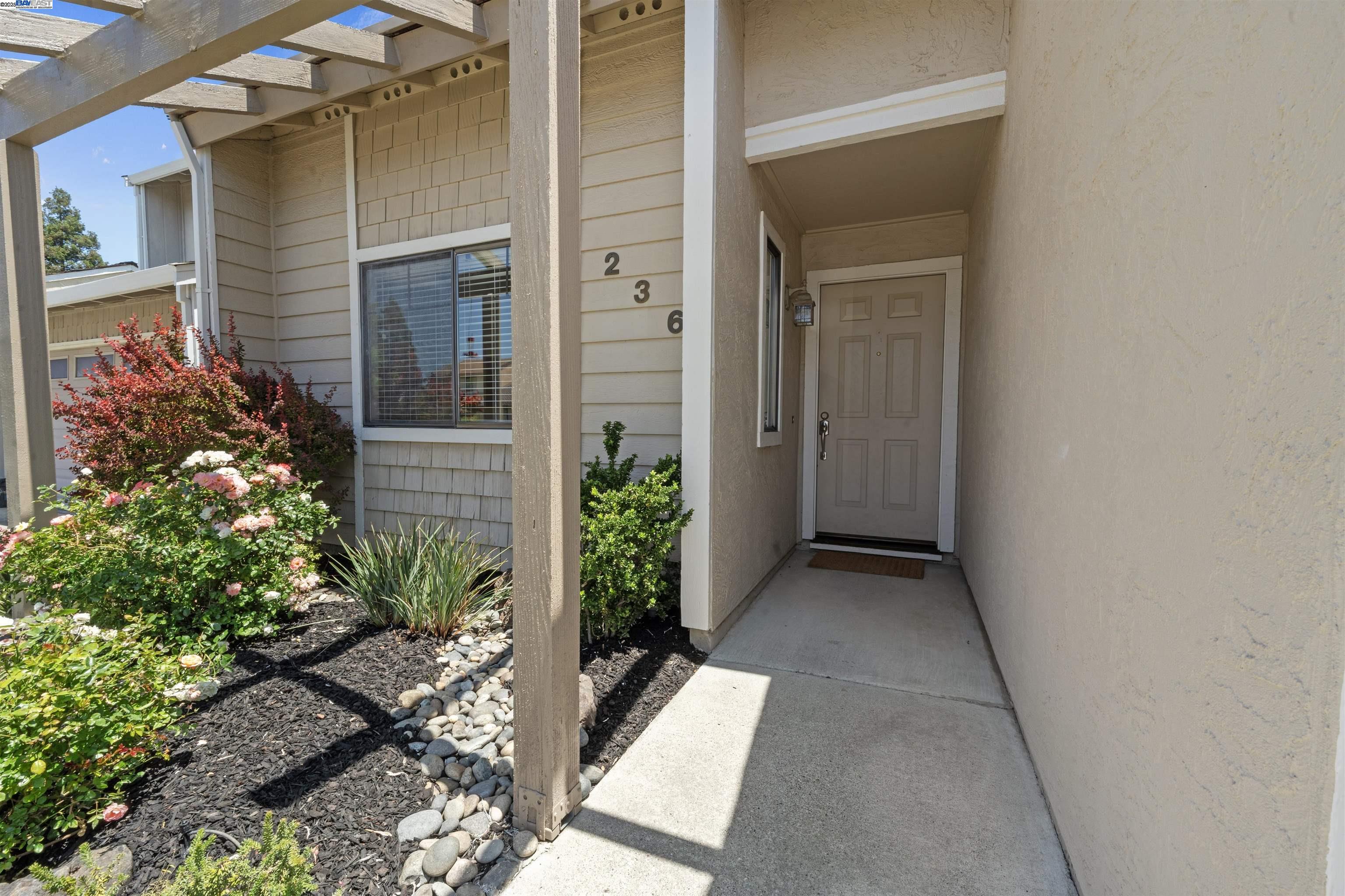 Detail Gallery Image 3 of 25 For 236 Tomas Way, Pleasanton,  CA 94566 - 3 Beds | 2 Baths