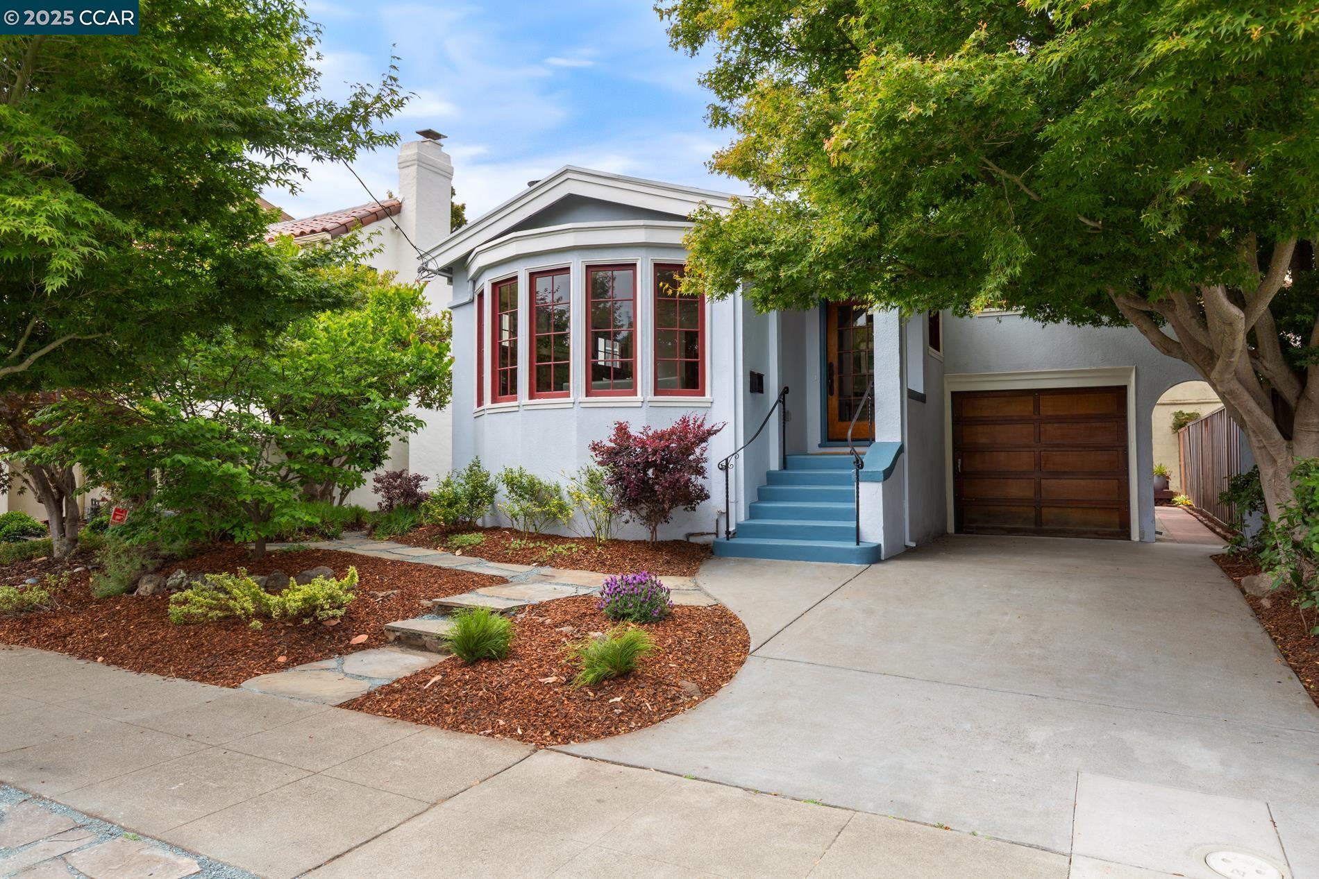 Detail Gallery Image 2 of 40 For 1906 Pacific Ave, Alameda,  CA 94501 - 2 Beds | 1 Baths