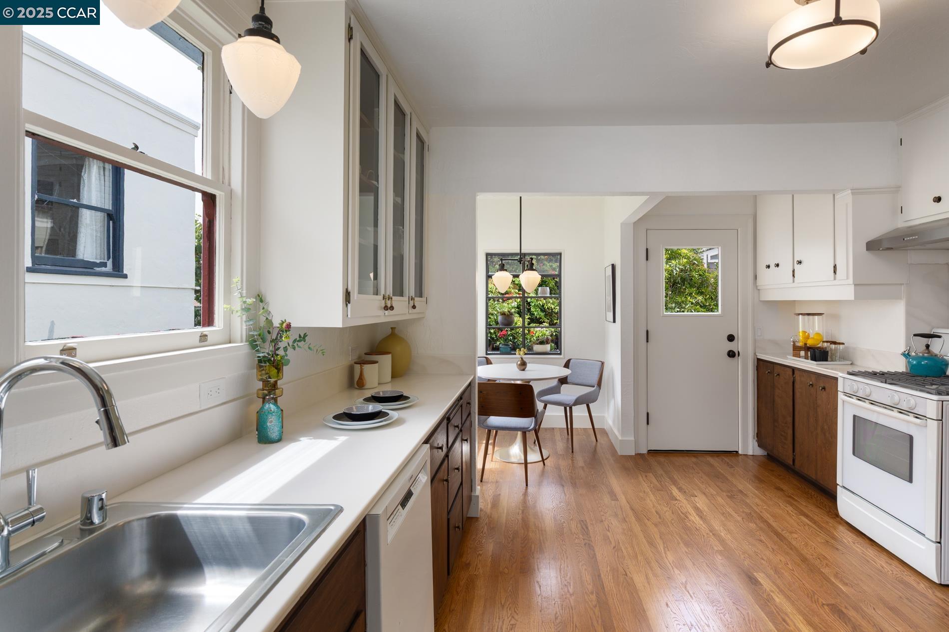 Detail Gallery Image 16 of 40 For 1906 Pacific Ave, Alameda,  CA 94501 - 2 Beds | 1 Baths