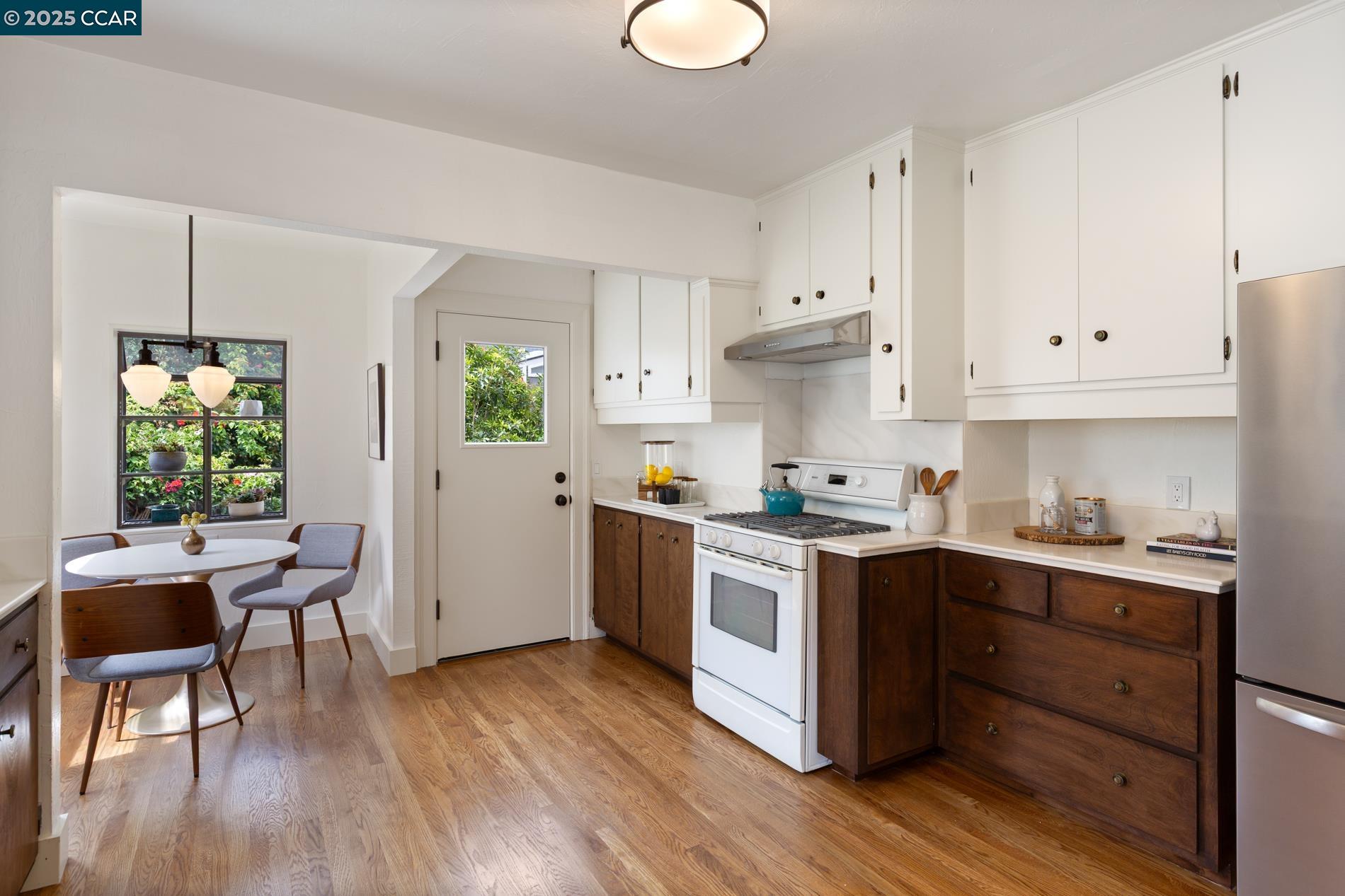 Detail Gallery Image 17 of 40 For 1906 Pacific Ave, Alameda,  CA 94501 - 2 Beds | 1 Baths