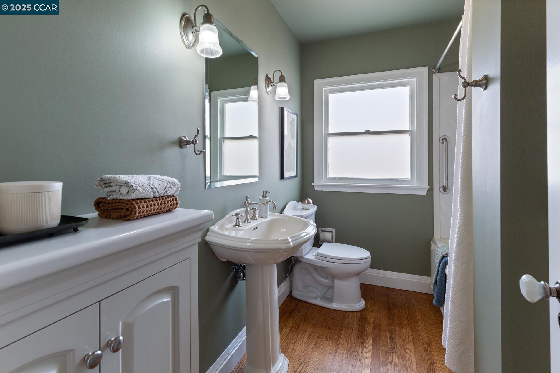 Detail Gallery Image 28 of 40 For 1906 Pacific Ave, Alameda,  CA 94501 - 2 Beds | 1 Baths