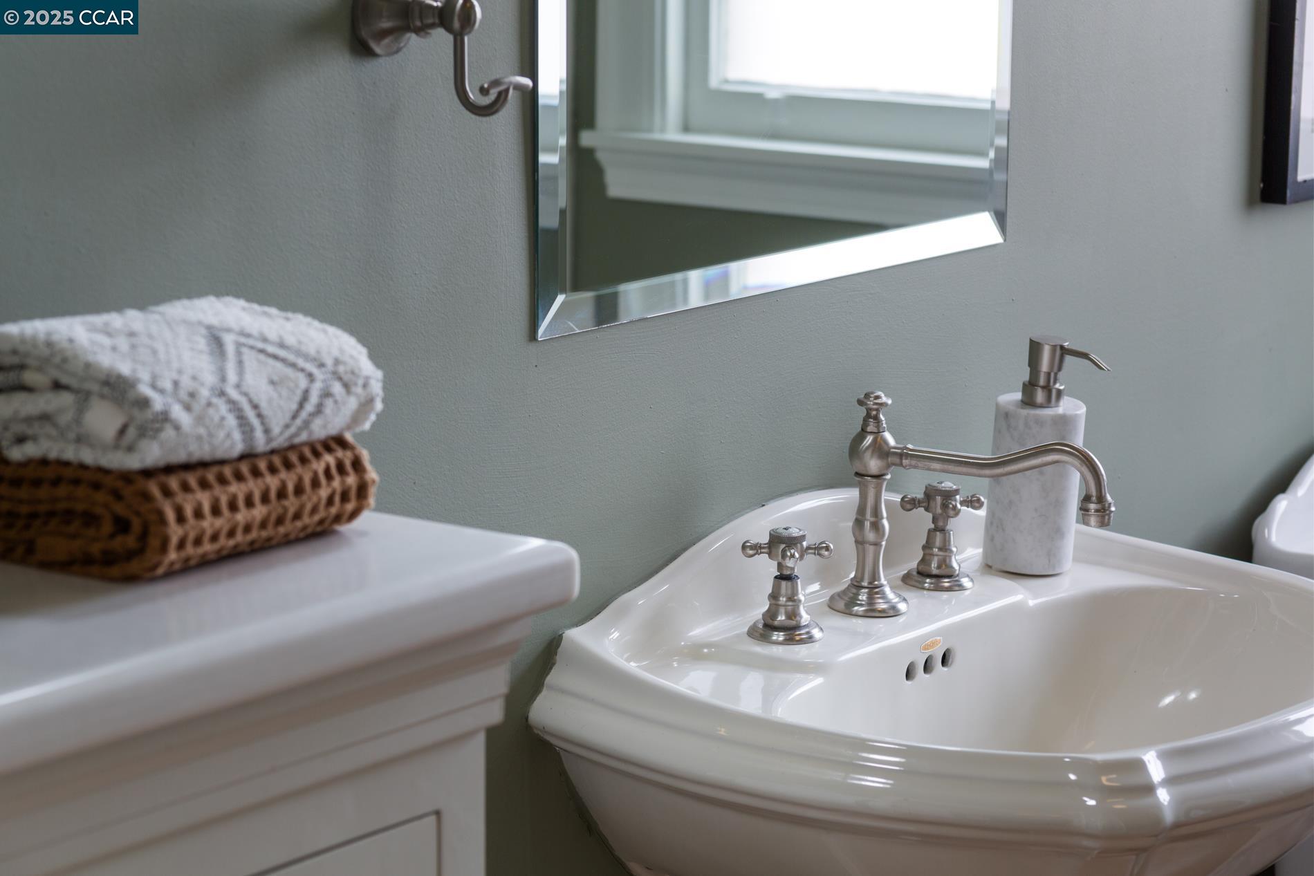 Detail Gallery Image 30 of 40 For 1906 Pacific Ave, Alameda,  CA 94501 - 2 Beds | 1 Baths