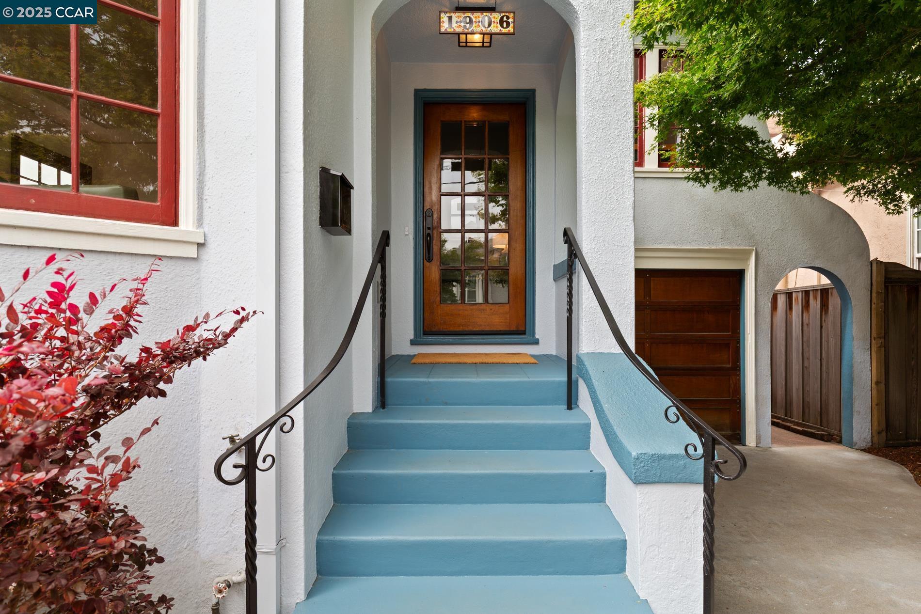 Detail Gallery Image 4 of 40 For 1906 Pacific Ave, Alameda,  CA 94501 - 2 Beds | 1 Baths