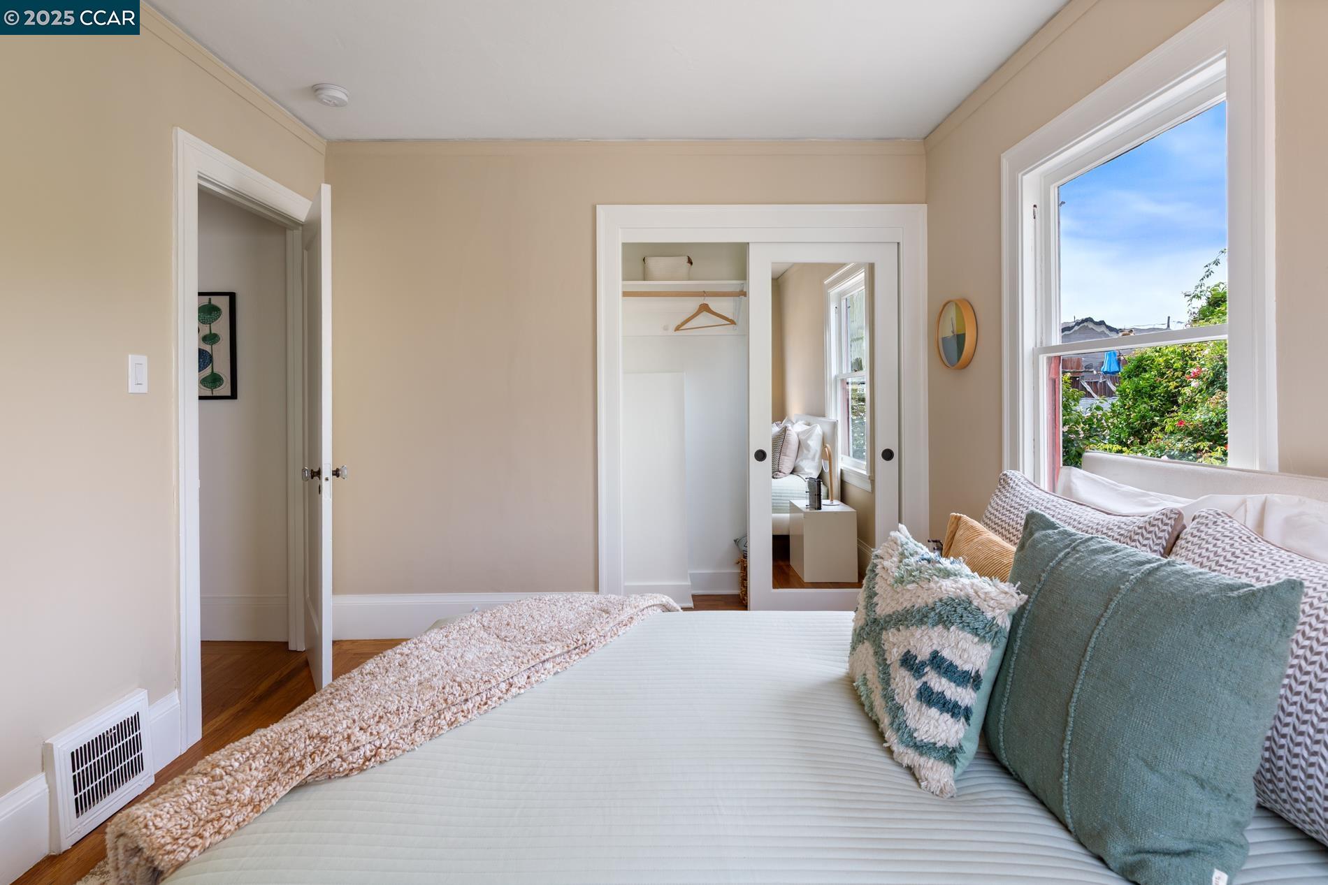 Detail Gallery Image 33 of 40 For 1906 Pacific Ave, Alameda,  CA 94501 - 2 Beds | 1 Baths