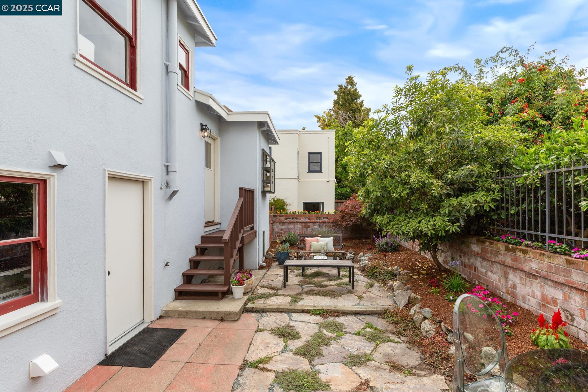 Detail Gallery Image 34 of 40 For 1906 Pacific Ave, Alameda,  CA 94501 - 2 Beds | 1 Baths