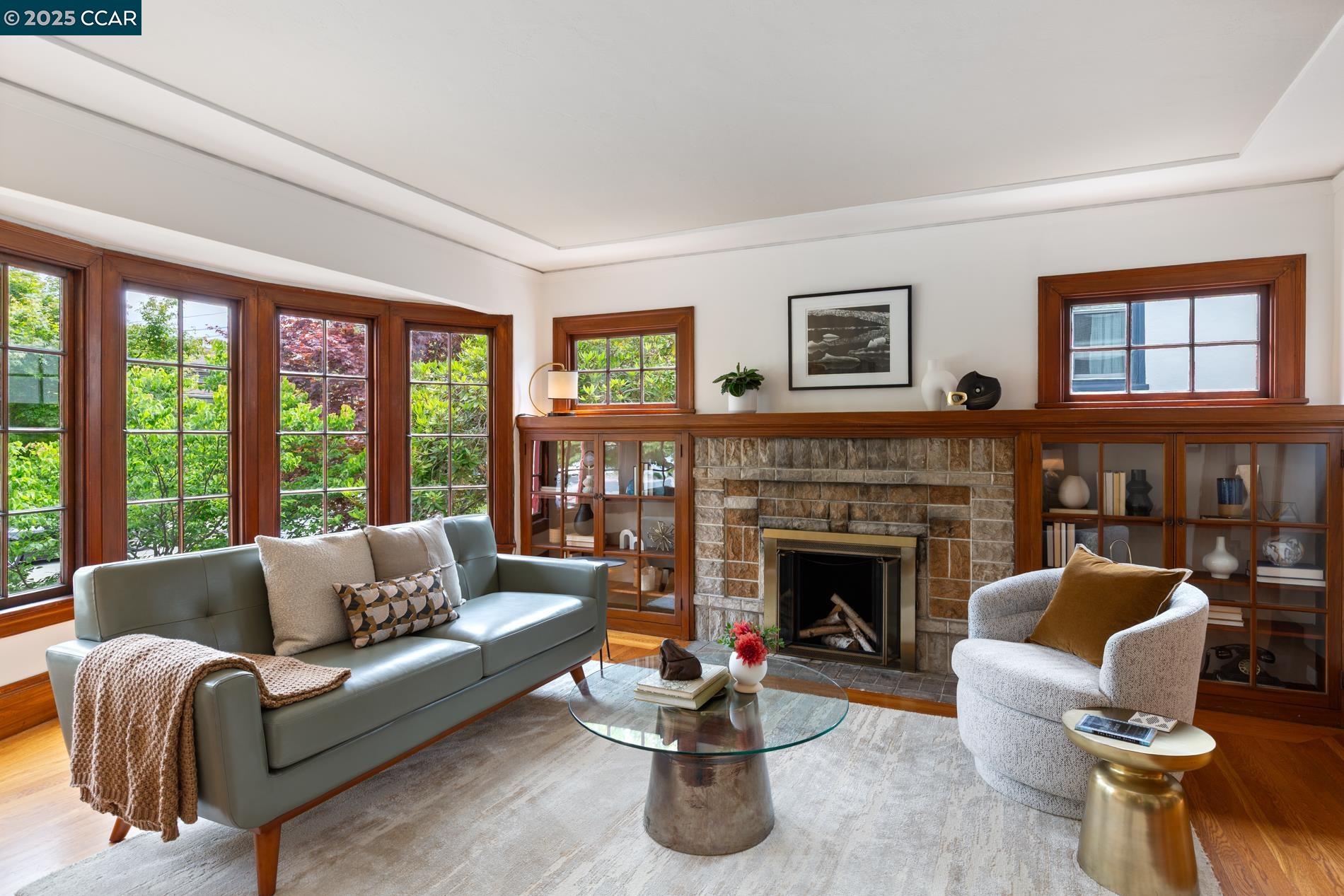 Detail Gallery Image 8 of 40 For 1906 Pacific Ave, Alameda,  CA 94501 - 2 Beds | 1 Baths