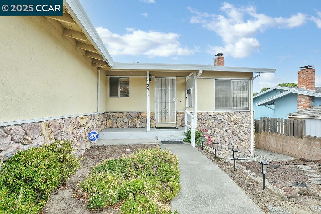 Detail Gallery Image 3 of 33 For 1371 7th St, Rodeo,  CA 94572 - 3 Beds | 2 Baths