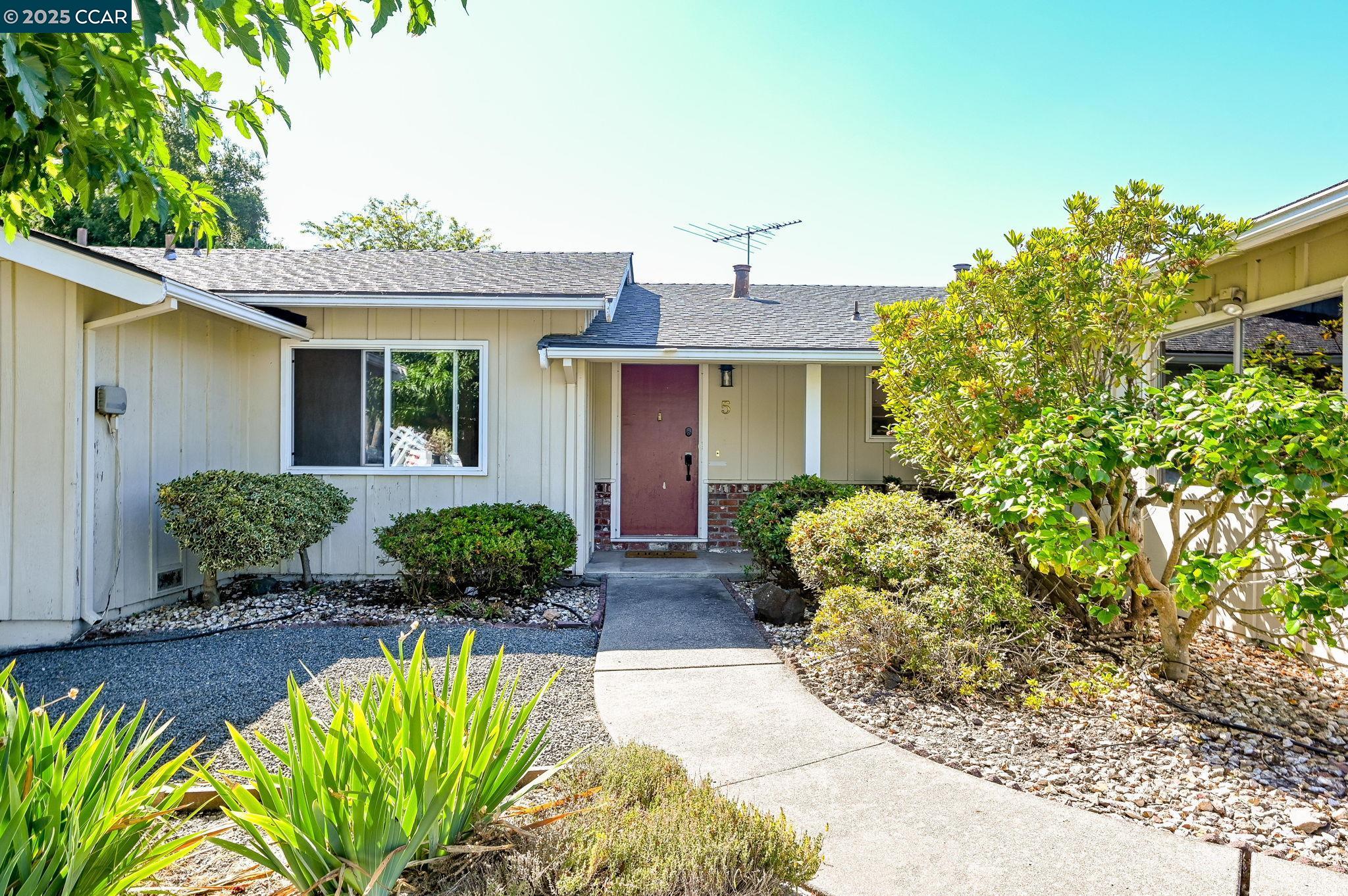 Detail Gallery Image 2 of 28 For 5 Dickenson Dr, Moraga,  CA 94556 - 4 Beds | 2 Baths