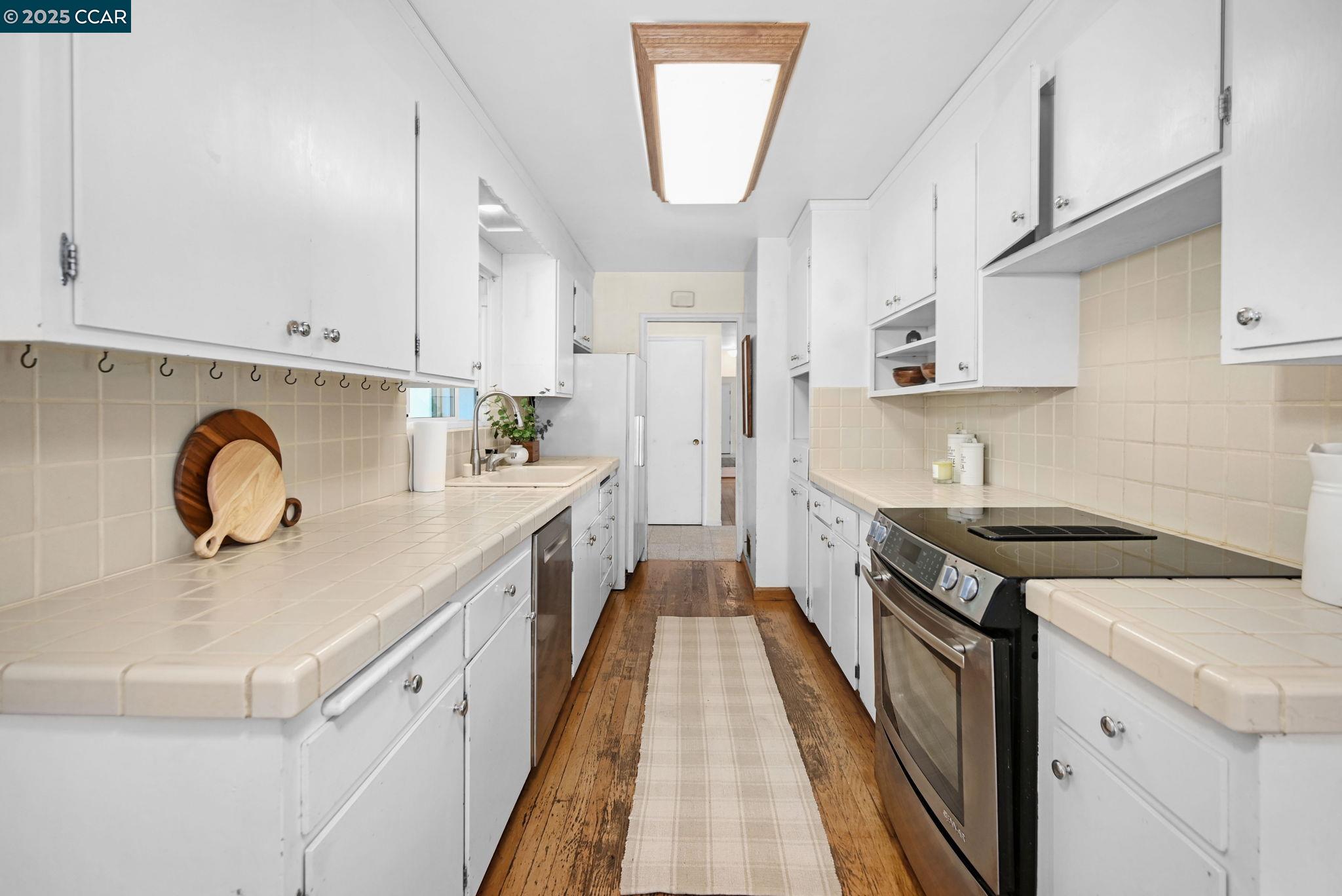 Detail Gallery Image 11 of 28 For 5 Dickenson Dr, Moraga,  CA 94556 - 4 Beds | 2 Baths