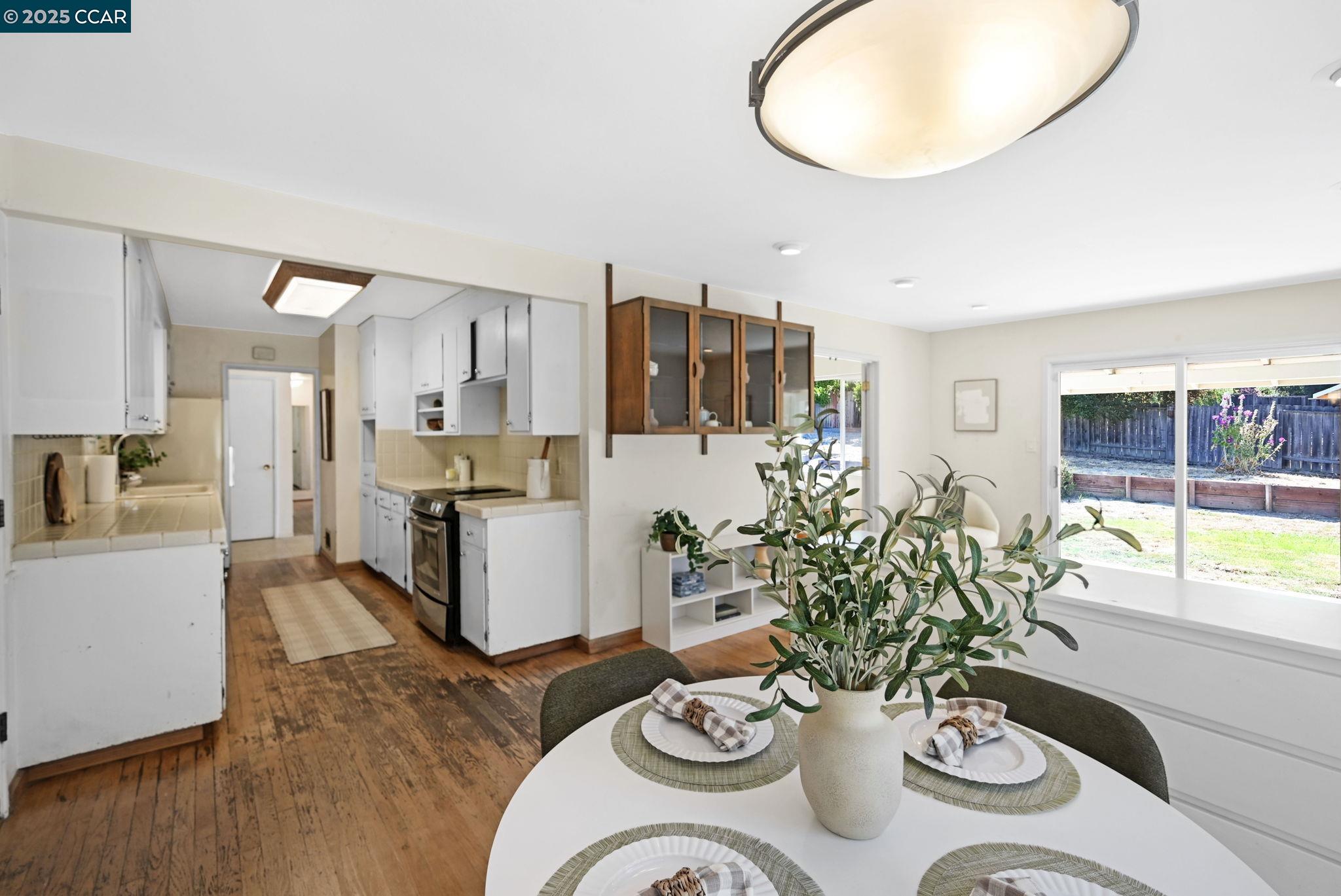 Detail Gallery Image 10 of 28 For 5 Dickenson Dr, Moraga,  CA 94556 - 4 Beds | 2 Baths