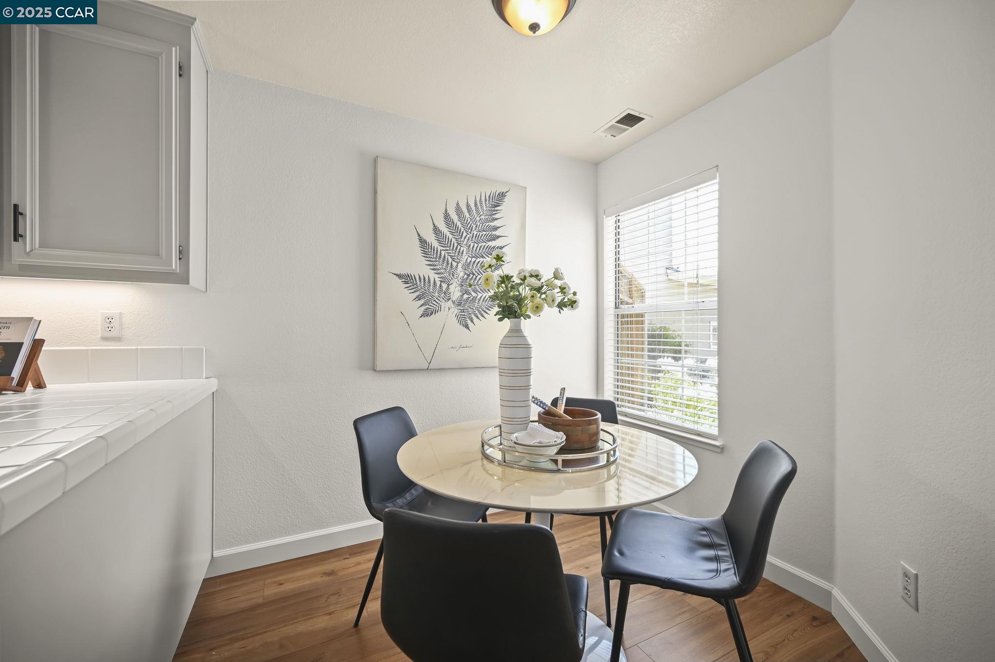 Detail Gallery Image 12 of 33 For 406 Orchard View Ave, Martinez,  CA 94553 - 3 Beds | 2/1 Baths