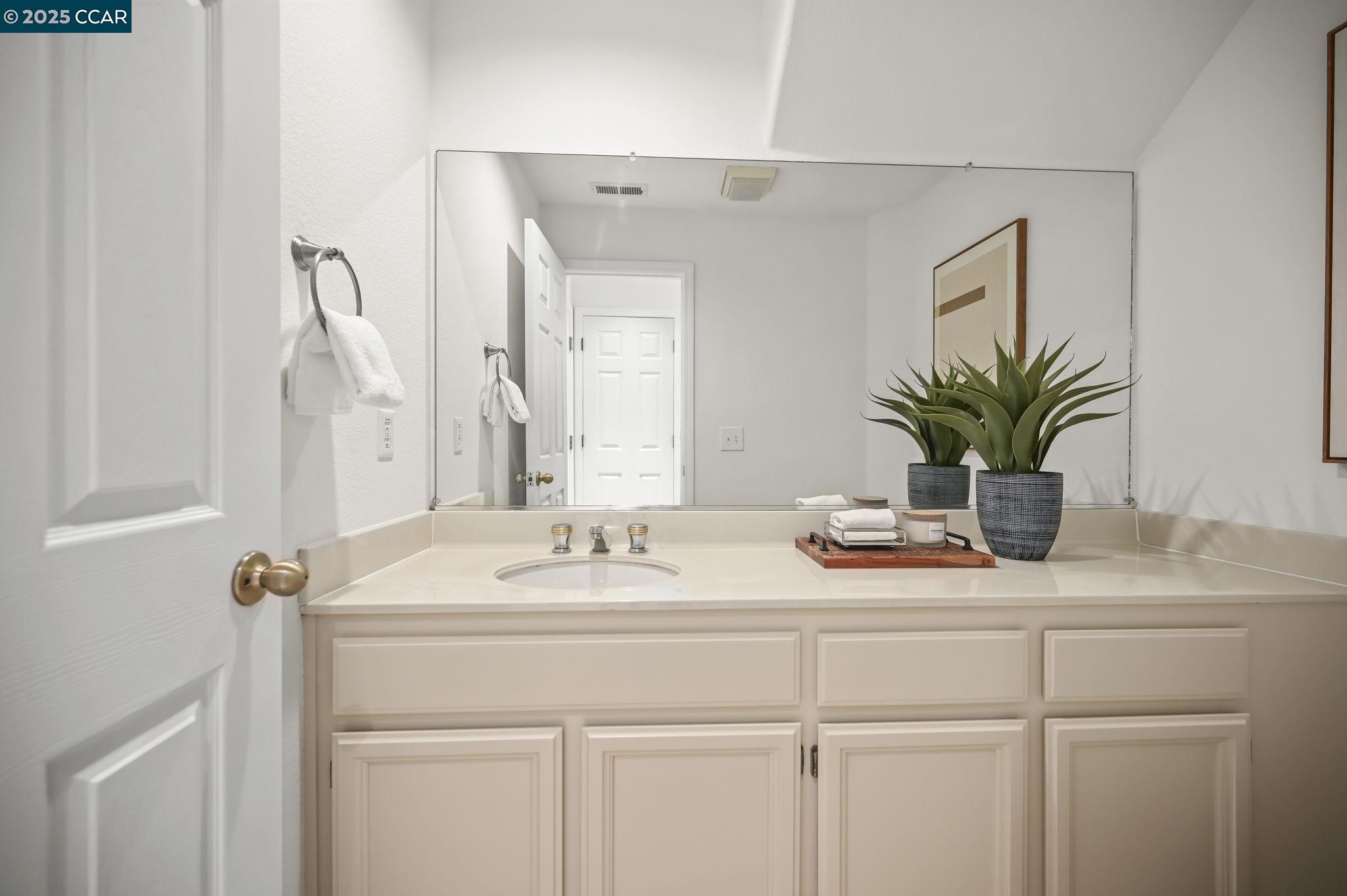 Detail Gallery Image 13 of 33 For 406 Orchard View Ave, Martinez,  CA 94553 - 3 Beds | 2/1 Baths