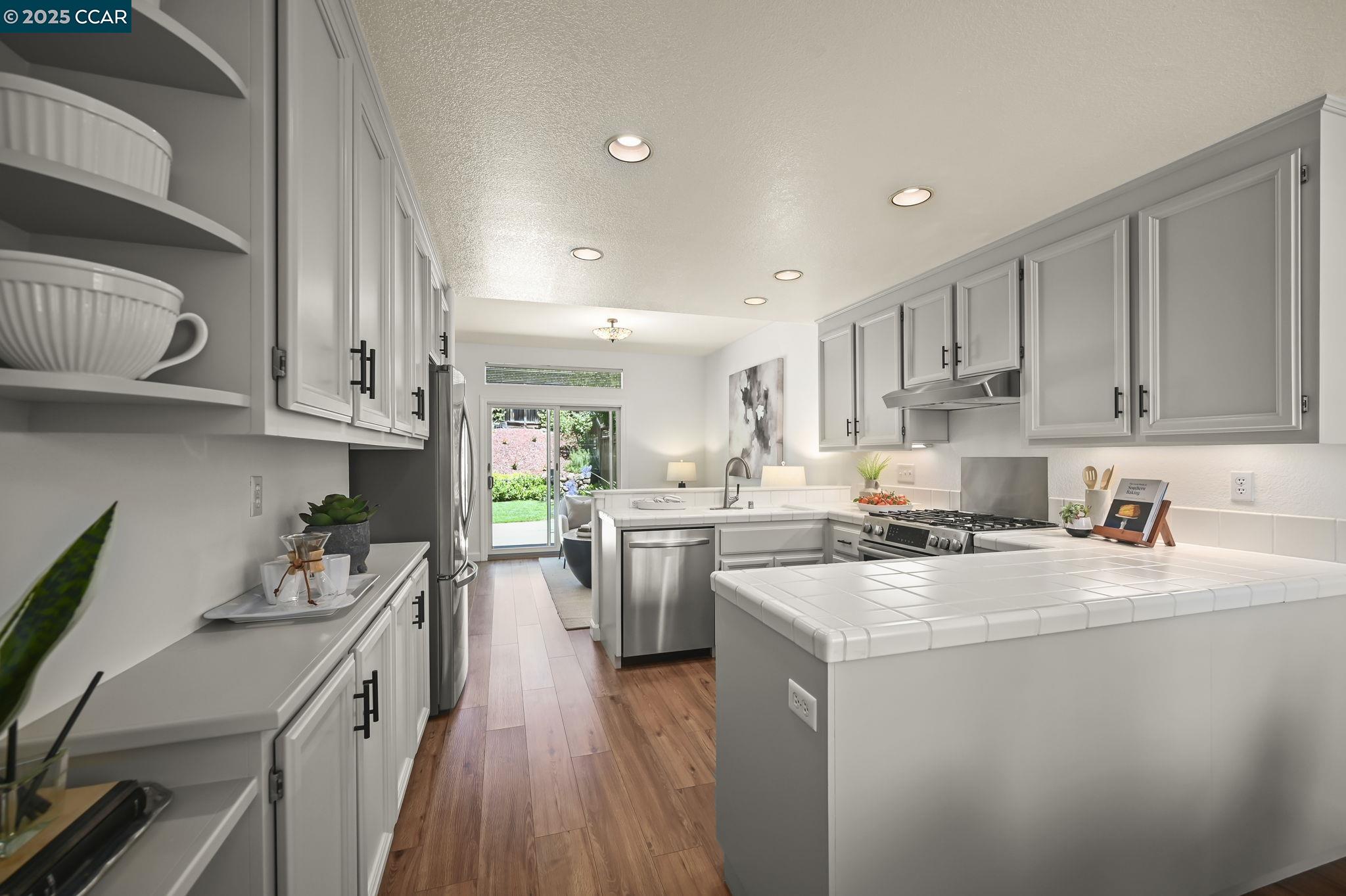 Detail Gallery Image 7 of 33 For 406 Orchard View Ave, Martinez,  CA 94553 - 3 Beds | 2/1 Baths