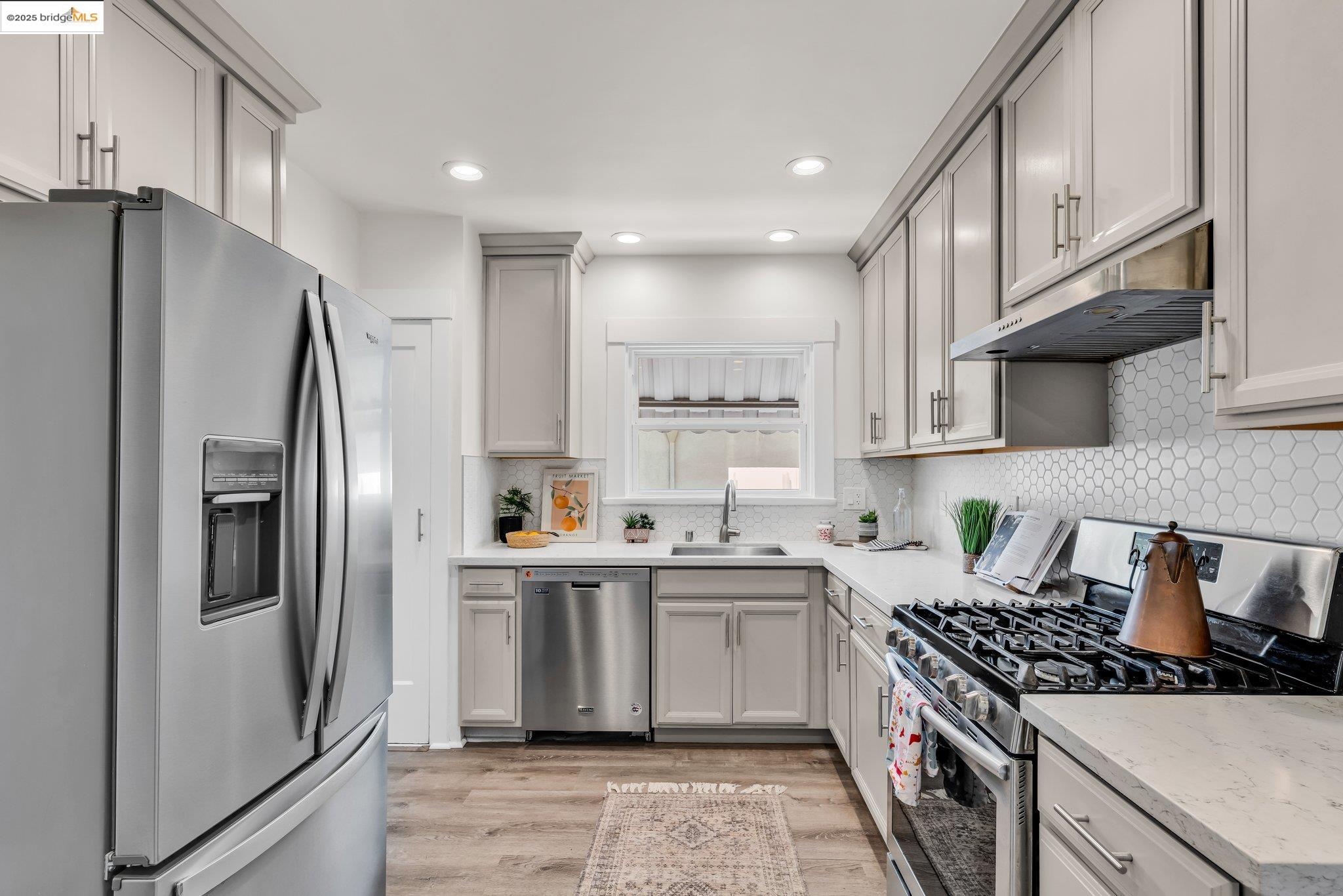 Detail Gallery Image 15 of 57 For 2442 Havenscourt Blvd, Oakland,  CA 94605 - 2 Beds | 1 Baths