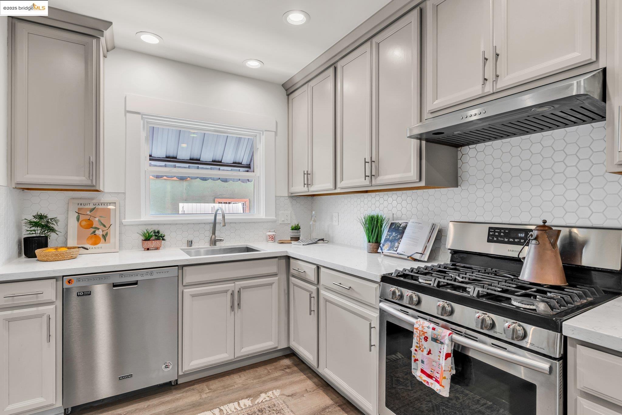 Detail Gallery Image 16 of 57 For 2442 Havenscourt Blvd, Oakland,  CA 94605 - 2 Beds | 1 Baths