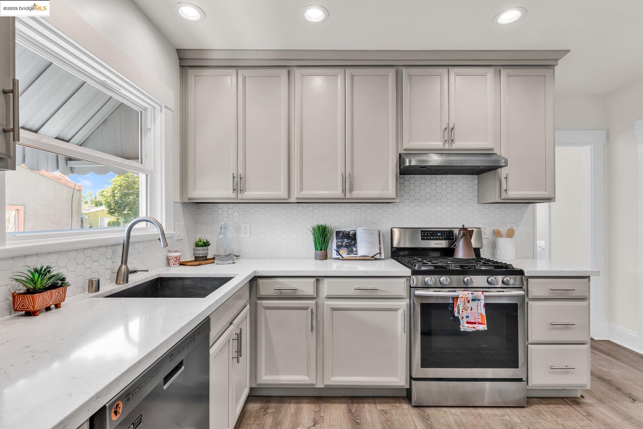 Detail Gallery Image 19 of 57 For 2442 Havenscourt Blvd, Oakland,  CA 94605 - 2 Beds | 1 Baths