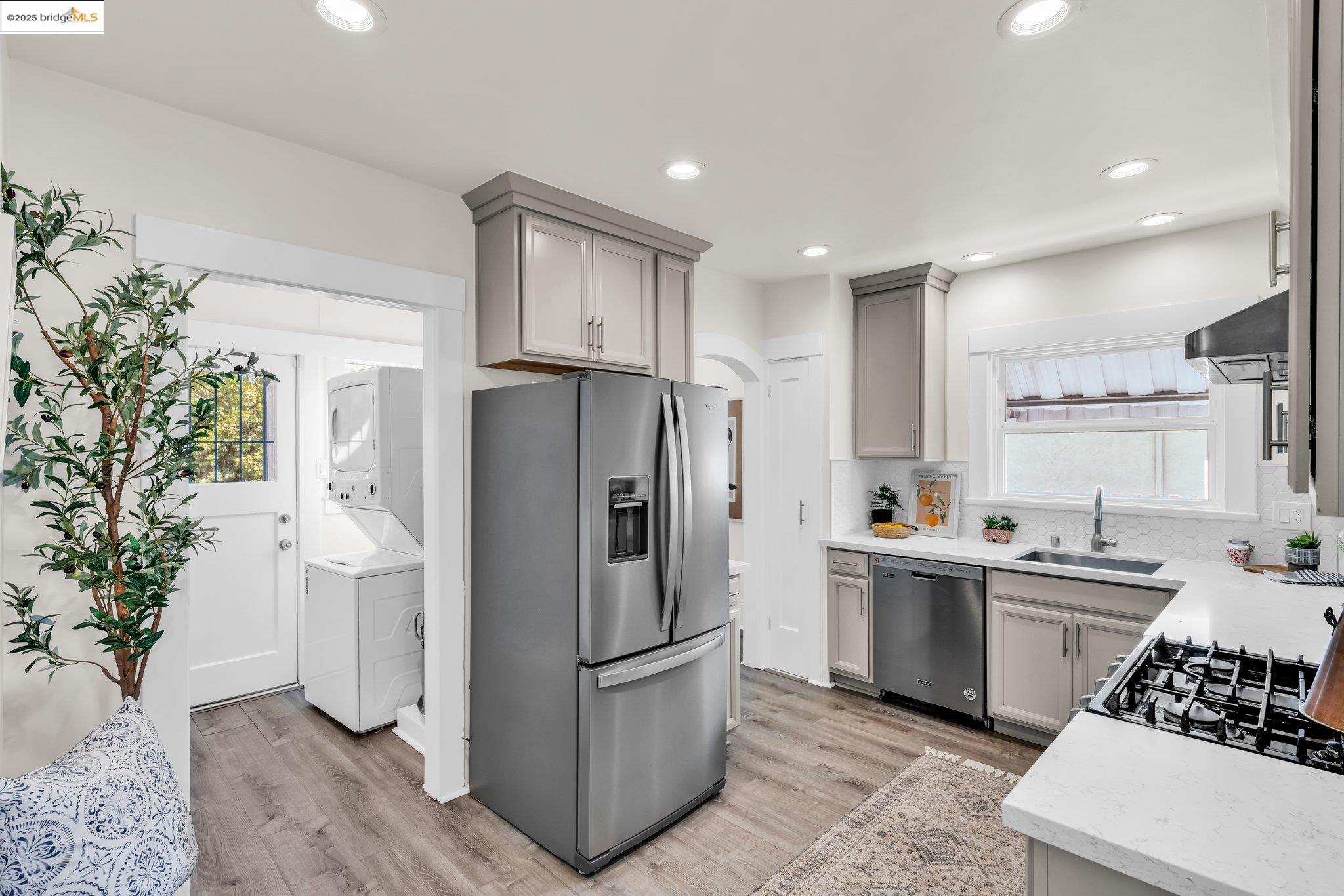 Detail Gallery Image 23 of 57 For 2442 Havenscourt Blvd, Oakland,  CA 94605 - 2 Beds | 1 Baths