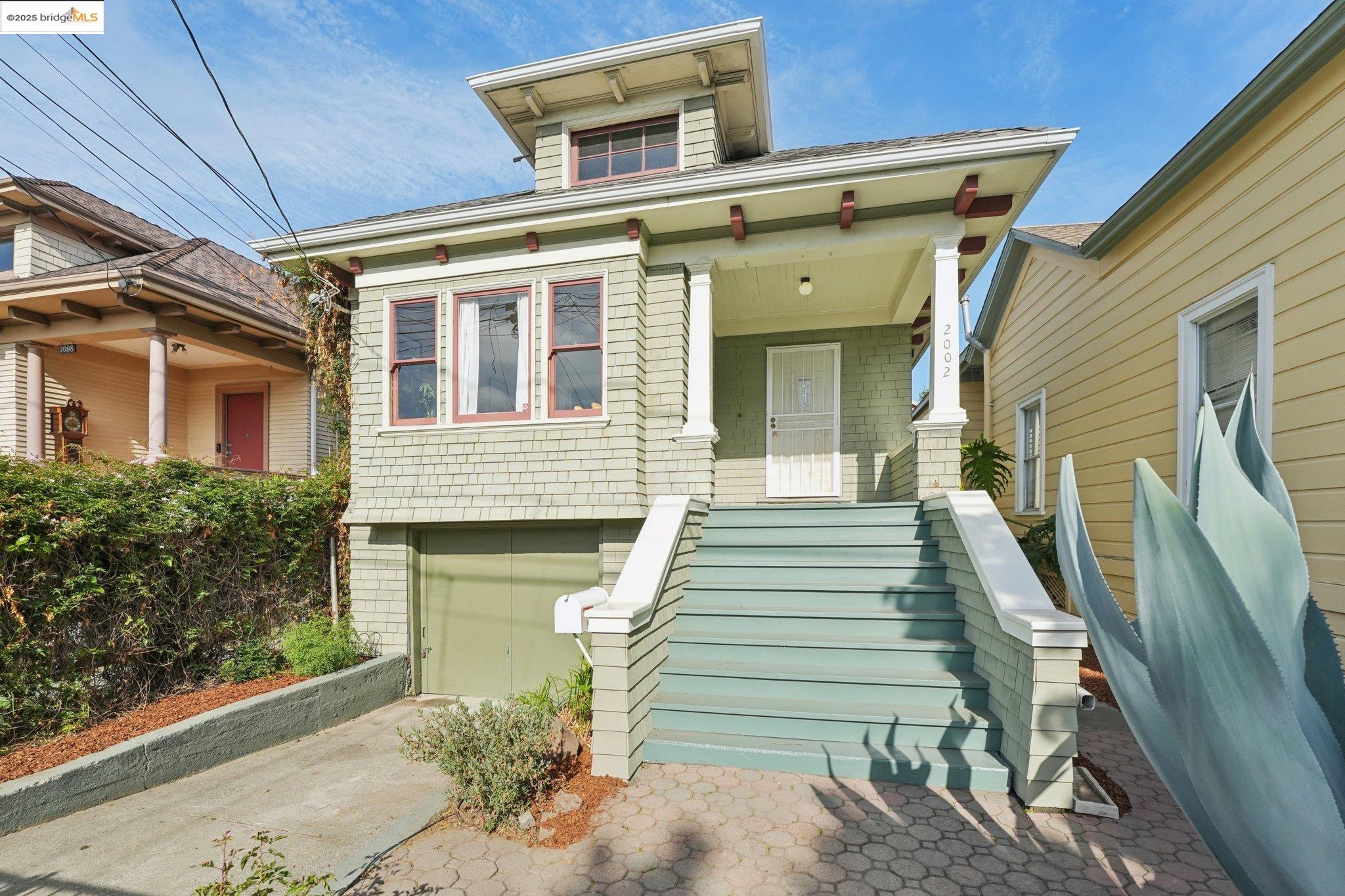 Detail Gallery Image 2 of 34 For 2002 Chestnut St, Oakland,  CA 94607 - 2 Beds | 1/1 Baths