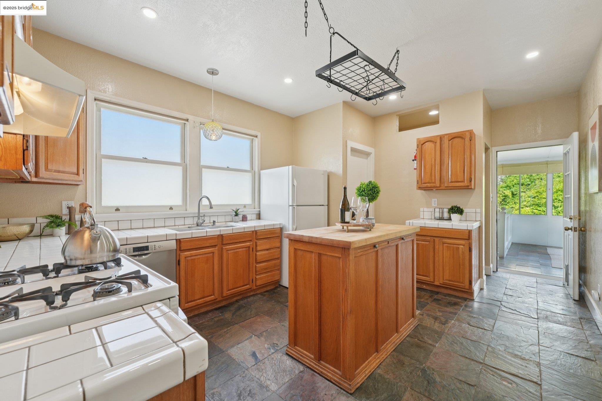 Detail Gallery Image 11 of 34 For 2002 Chestnut St, Oakland,  CA 94607 - 2 Beds | 1/1 Baths
