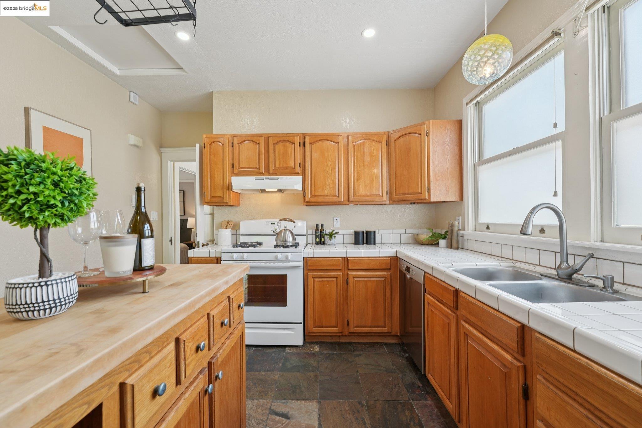Detail Gallery Image 13 of 34 For 2002 Chestnut St, Oakland,  CA 94607 - 2 Beds | 1/1 Baths