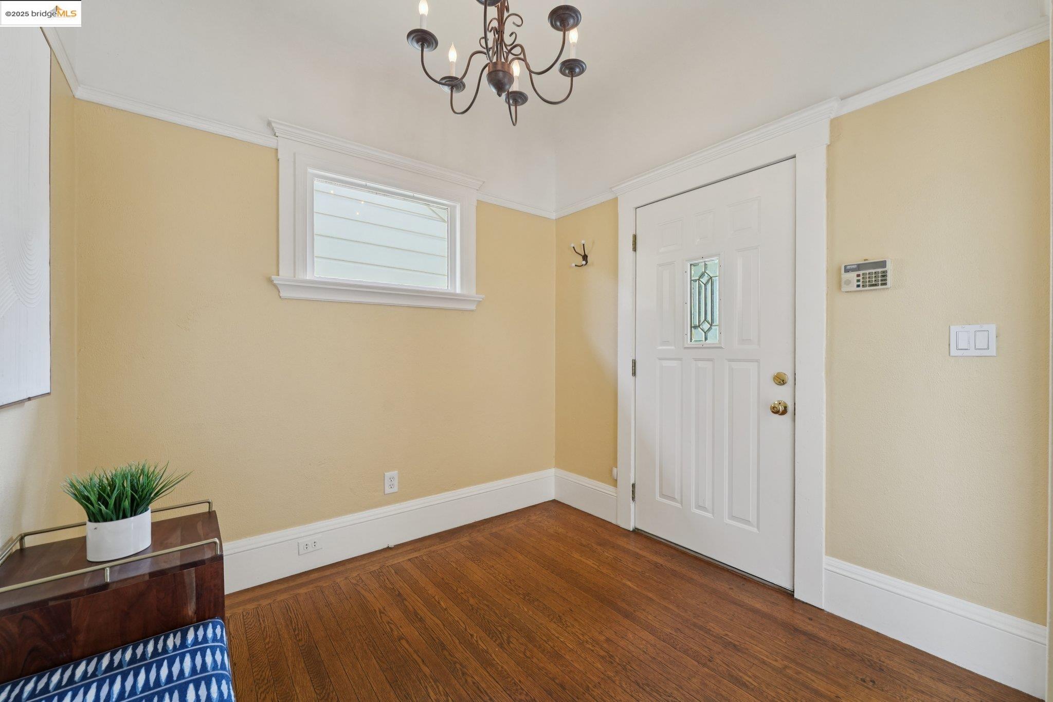 Detail Gallery Image 3 of 34 For 2002 Chestnut St, Oakland,  CA 94607 - 2 Beds | 1/1 Baths