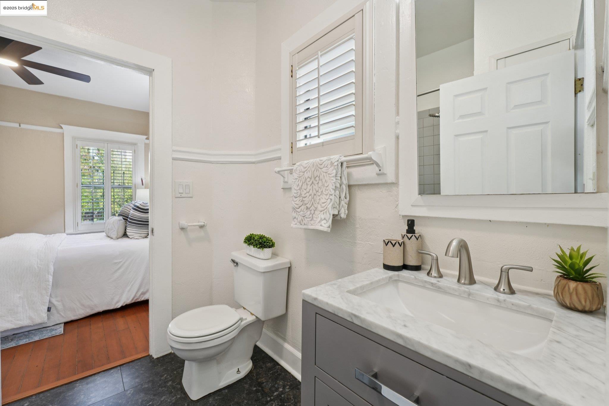Detail Gallery Image 23 of 34 For 2002 Chestnut St, Oakland,  CA 94607 - 2 Beds | 1/1 Baths