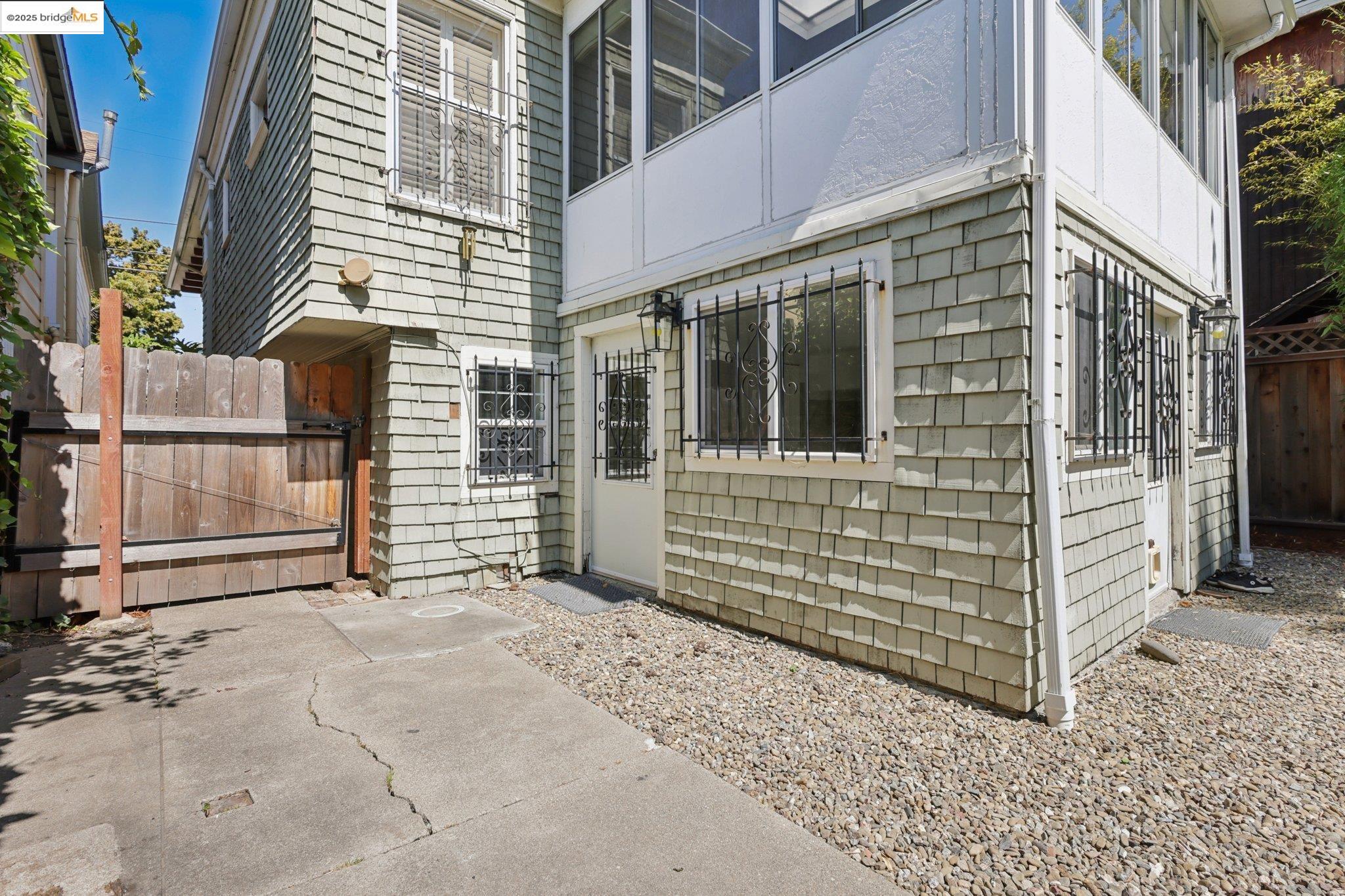 Detail Gallery Image 24 of 34 For 2002 Chestnut St, Oakland,  CA 94607 - 2 Beds | 1/1 Baths