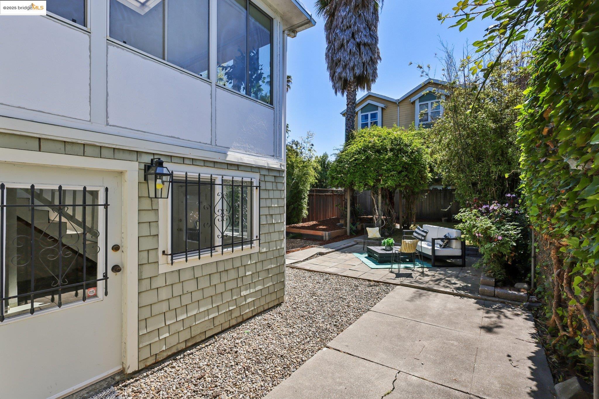 Detail Gallery Image 25 of 34 For 2002 Chestnut St, Oakland,  CA 94607 - 2 Beds | 1/1 Baths