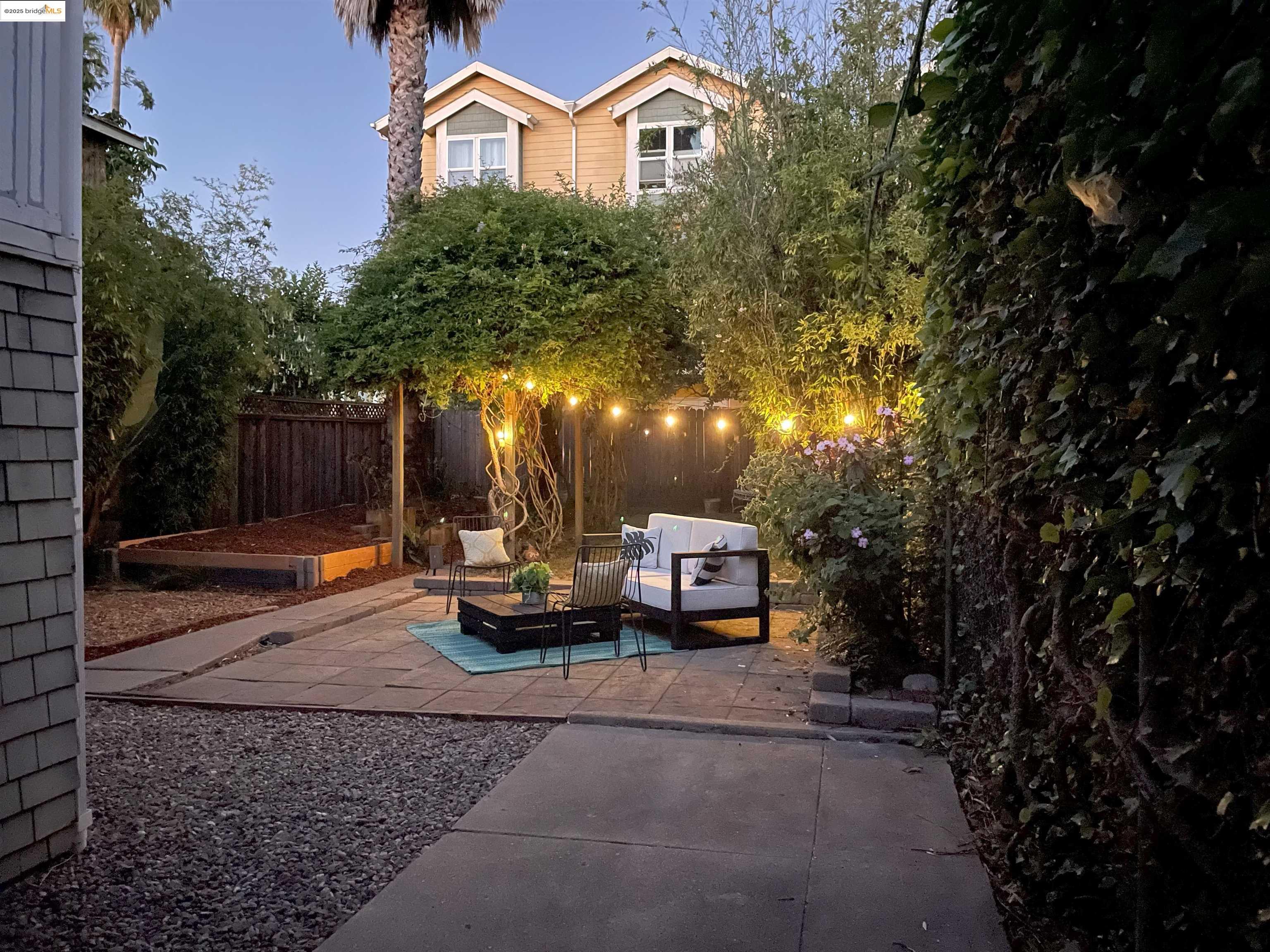 Detail Gallery Image 31 of 34 For 2002 Chestnut St, Oakland,  CA 94607 - 2 Beds | 1/1 Baths