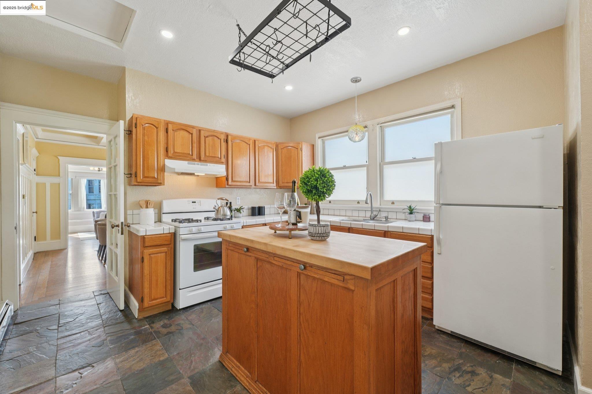Detail Gallery Image 10 of 34 For 2002 Chestnut St, Oakland,  CA 94607 - 2 Beds | 1/1 Baths