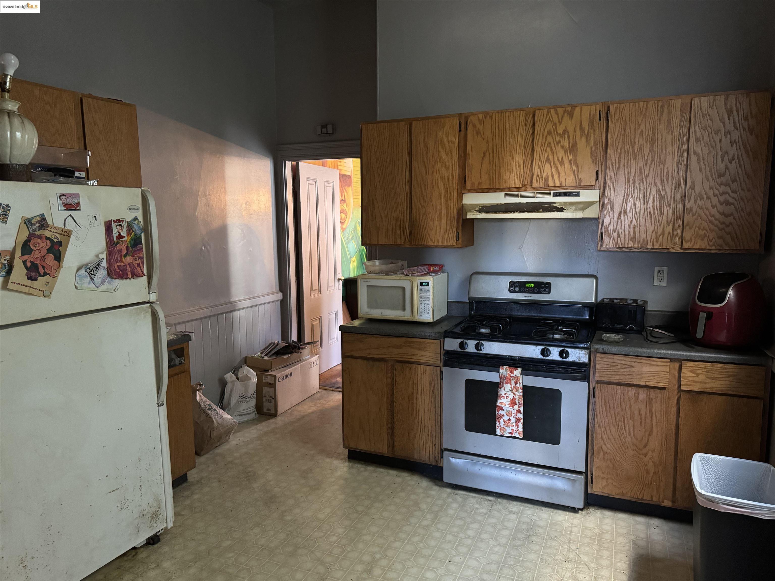 Detail Gallery Image 3 of 6 For 1210 Peralta, Oakland,  CA 94607 - 3 Beds | 2 Baths