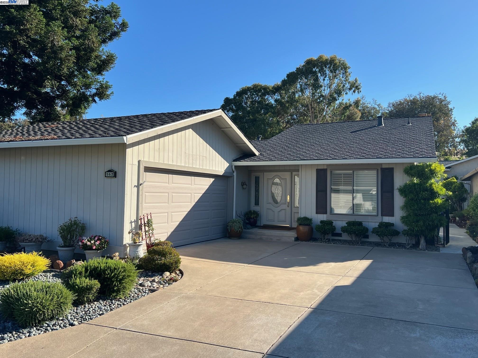 Detail Gallery Image 2 of 14 For 562 Saint George Rd, Danville,  CA 94526 - 3 Beds | 2 Baths