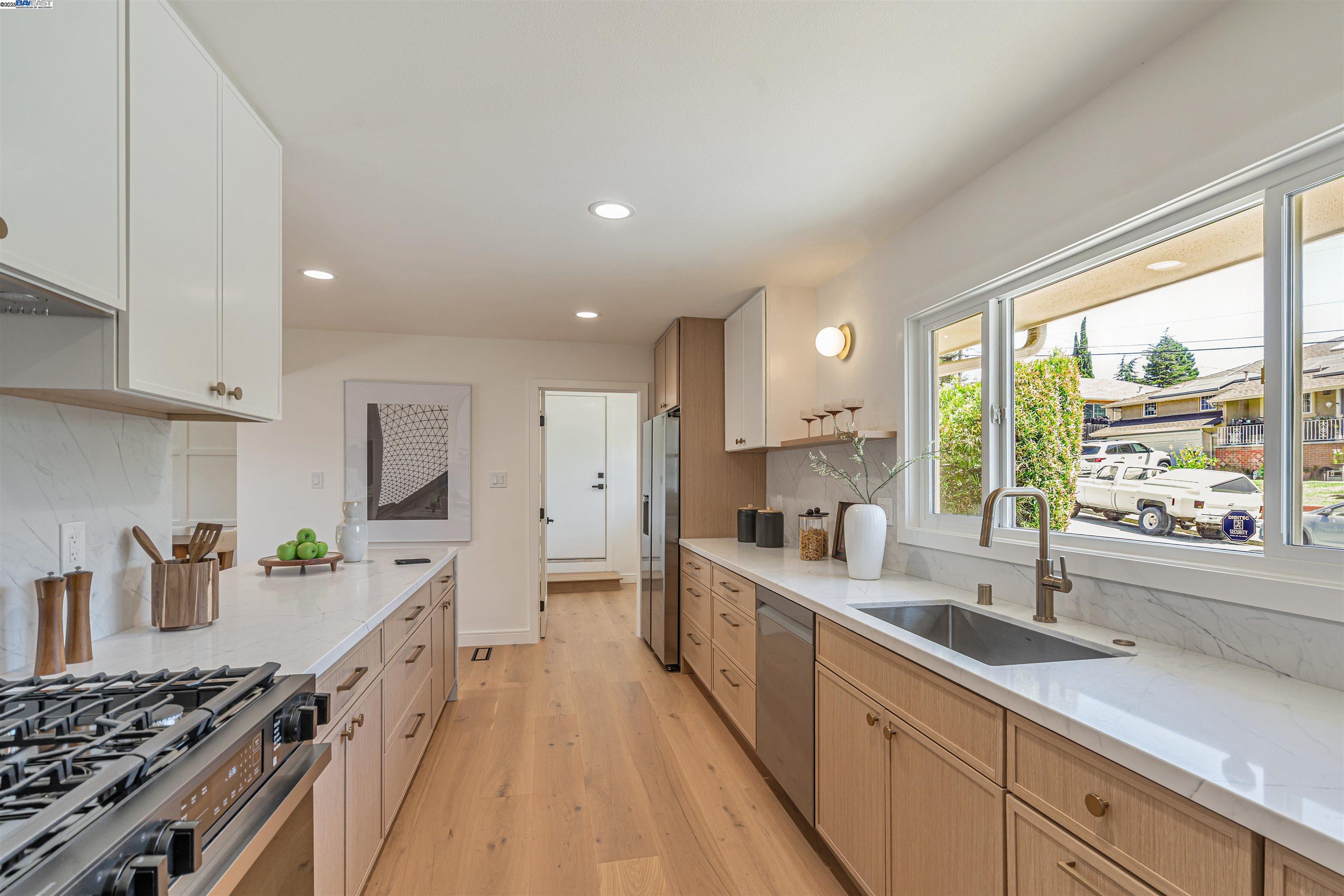 Detail Gallery Image 13 of 40 For 18945 Thornbury Ave, Castro Valley,  CA 94546 - 3 Beds | 2 Baths