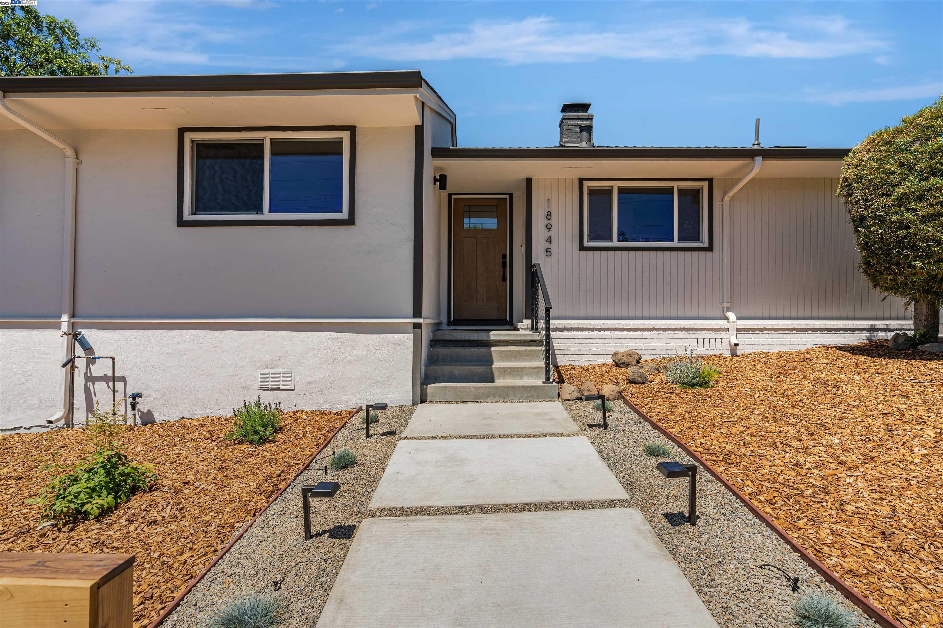 Detail Gallery Image 3 of 40 For 18945 Thornbury Ave, Castro Valley,  CA 94546 - 3 Beds | 2 Baths