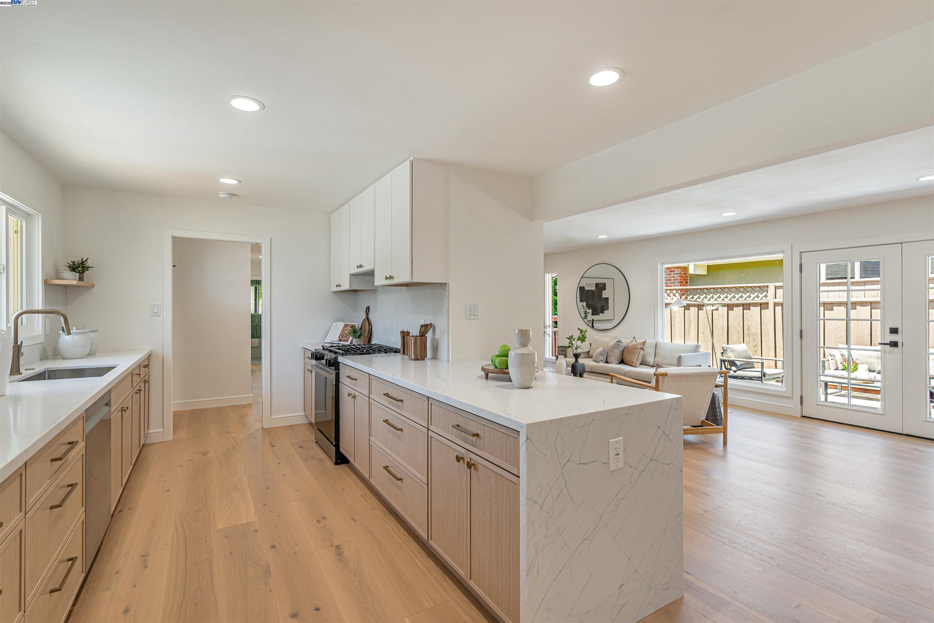 Detail Gallery Image 9 of 40 For 18945 Thornbury Ave, Castro Valley,  CA 94546 - 3 Beds | 2 Baths