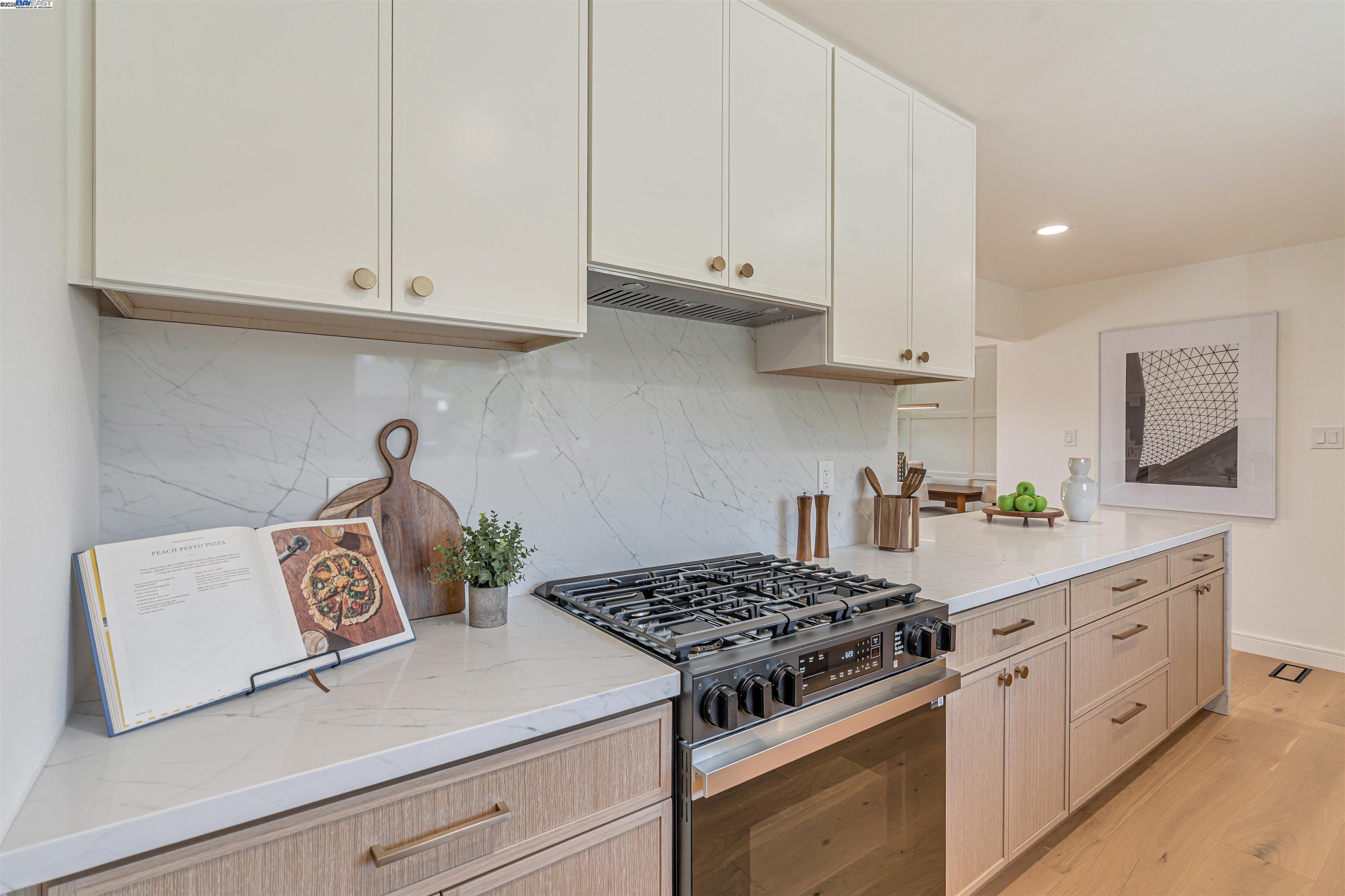 Detail Gallery Image 10 of 40 For 18945 Thornbury Ave, Castro Valley,  CA 94546 - 3 Beds | 2 Baths