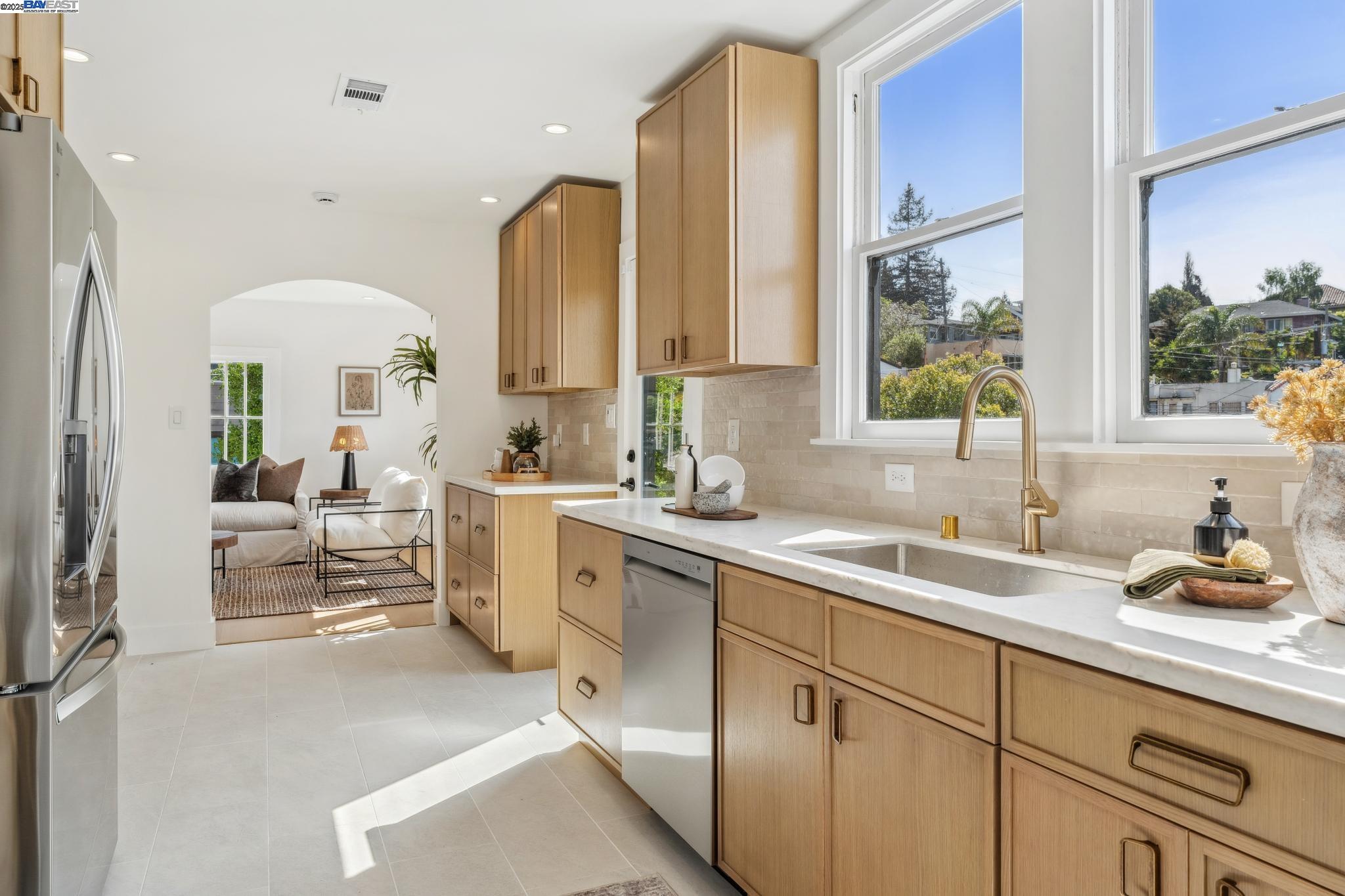 Detail Gallery Image 16 of 59 For 1127 Wellington Street, Oakland,  CA 94602 - 6 Beds | 4 Baths