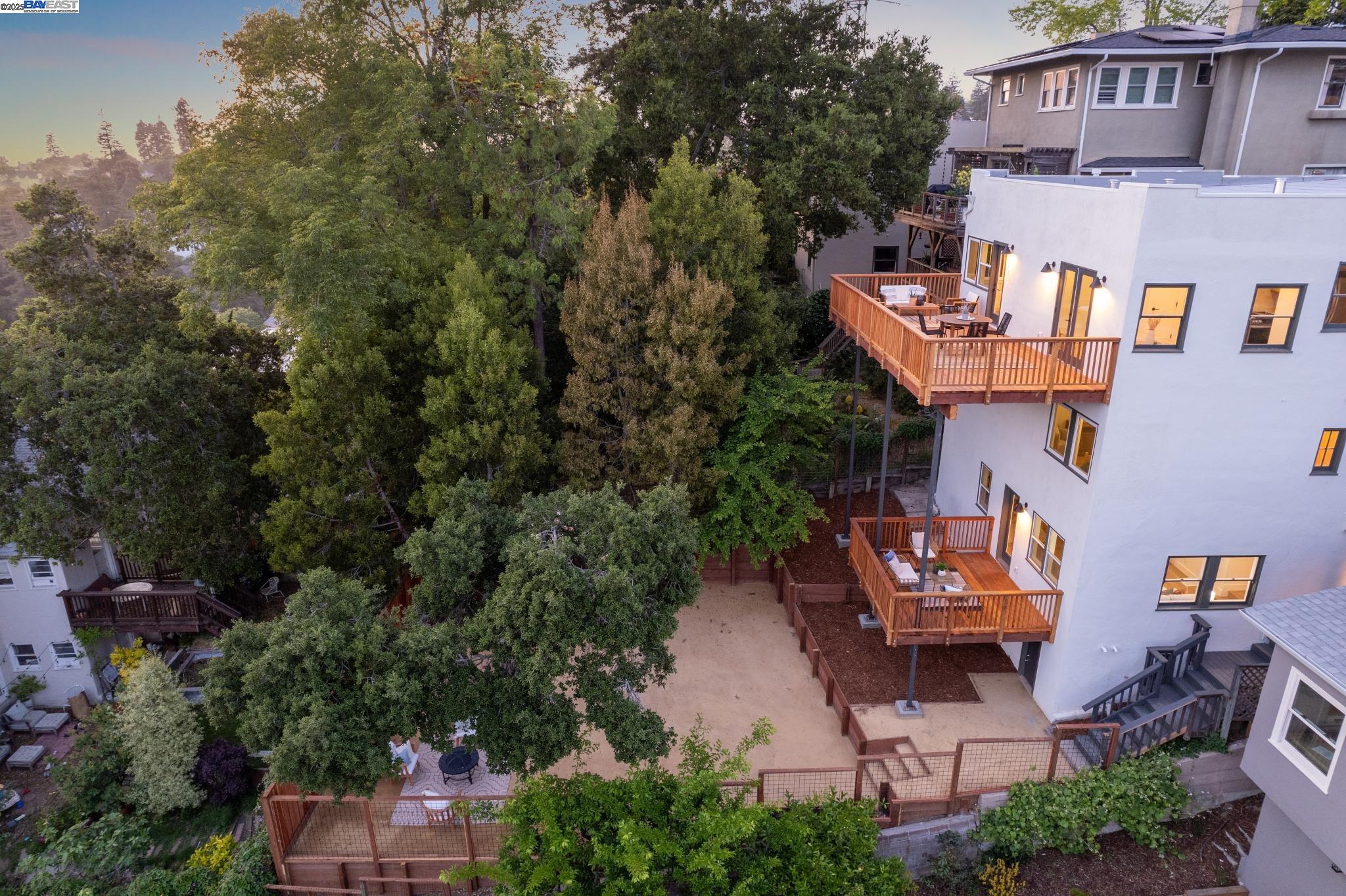 Detail Gallery Image 3 of 59 For 1127 Wellington Street, Oakland,  CA 94602 - 6 Beds | 4 Baths
