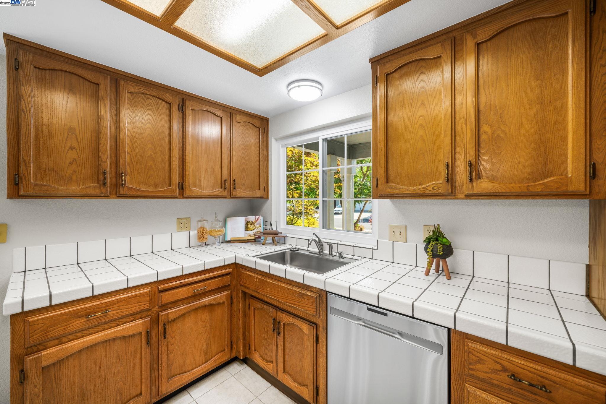 Detail Gallery Image 6 of 32 For 473 Andrea Cir, Livermore,  CA 94550 - 3 Beds | 2/1 Baths
