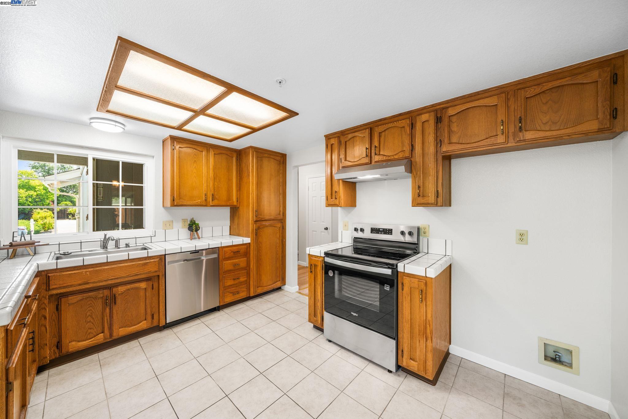 Detail Gallery Image 7 of 32 For 473 Andrea Cir, Livermore,  CA 94550 - 3 Beds | 2/1 Baths