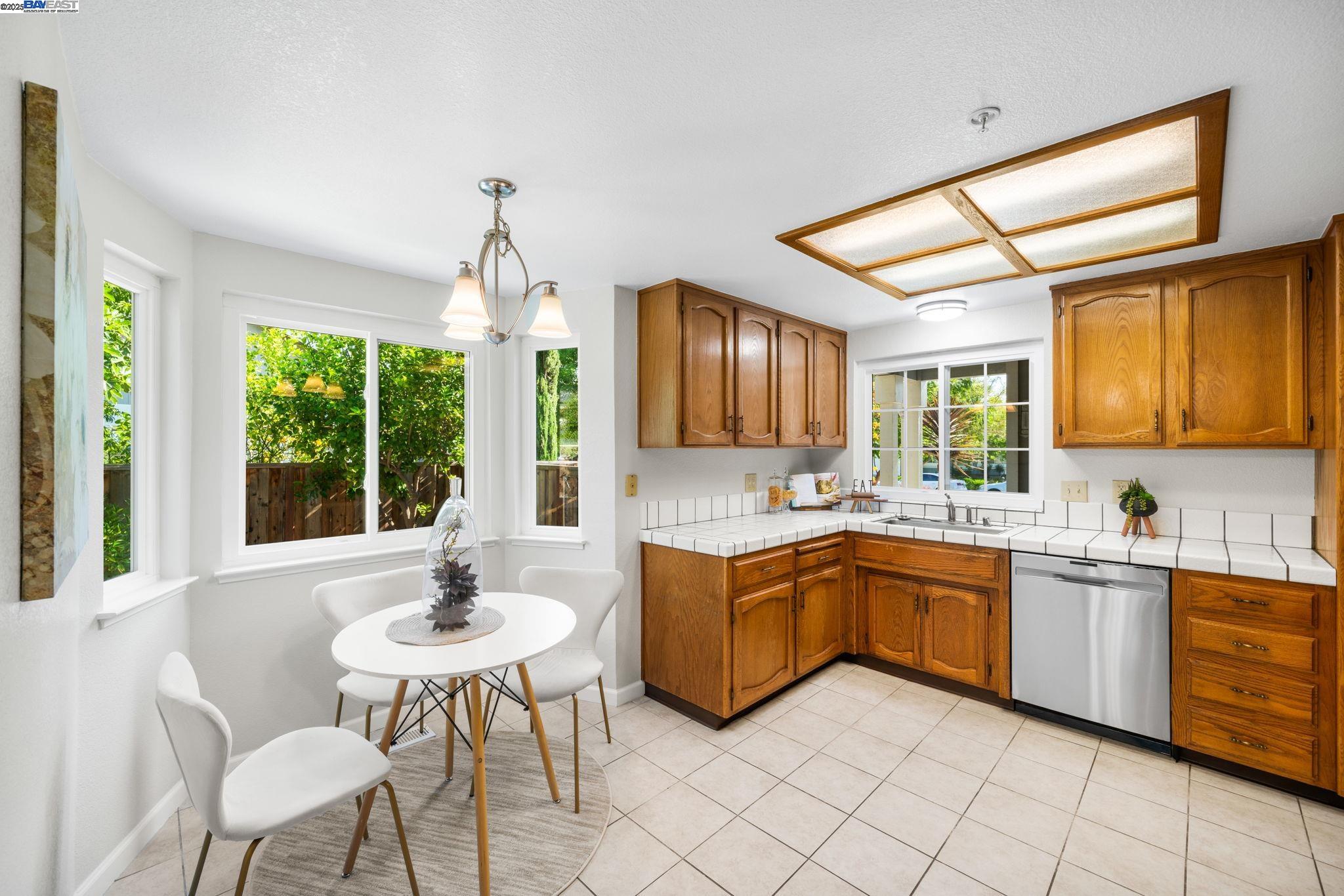 Detail Gallery Image 8 of 32 For 473 Andrea Cir, Livermore,  CA 94550 - 3 Beds | 2/1 Baths