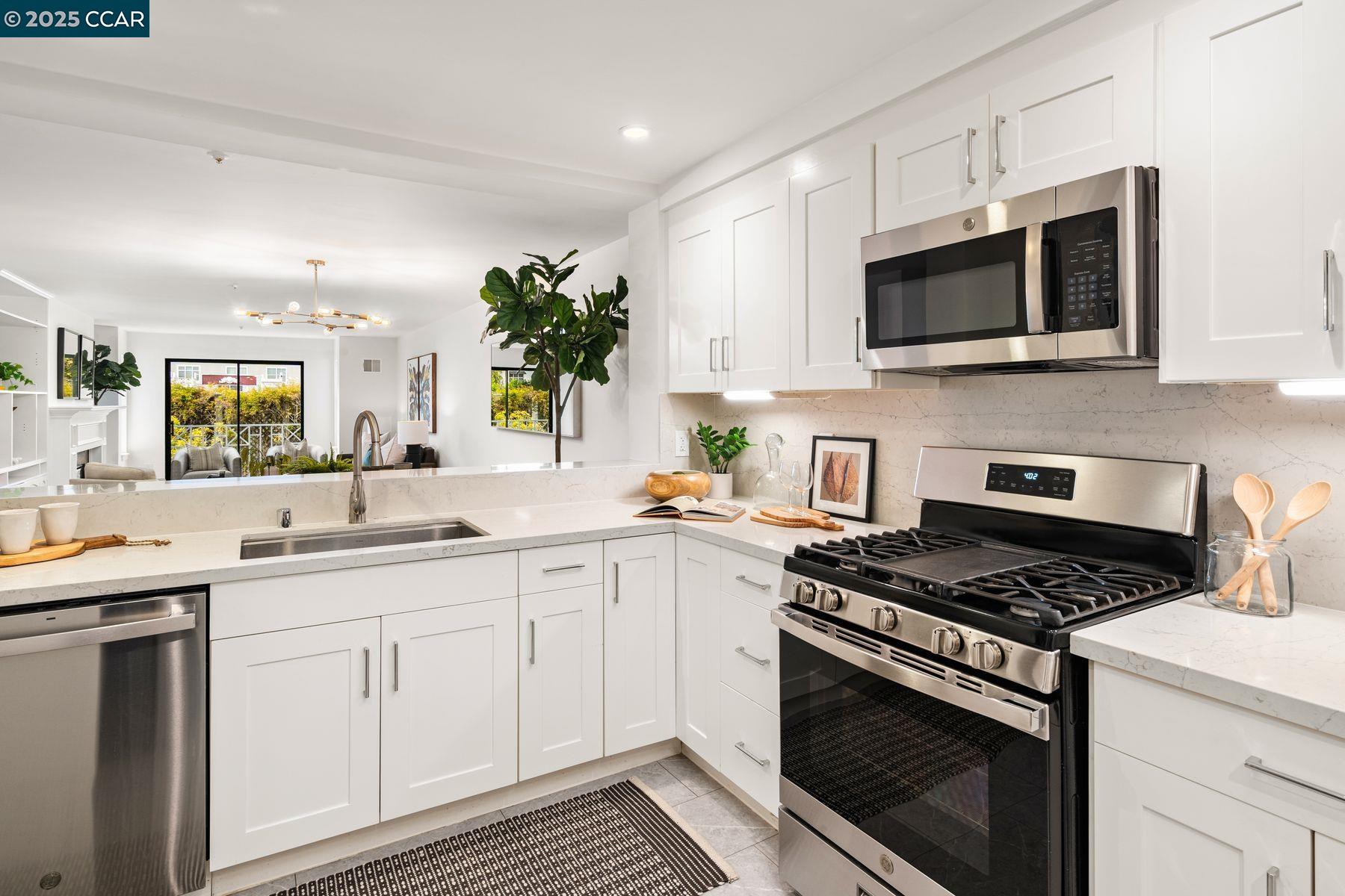 Detail Gallery Image 12 of 35 For 650 Chestnut Street #205,  San Francisco,  CA 94133 - 3 Beds | 2 Baths