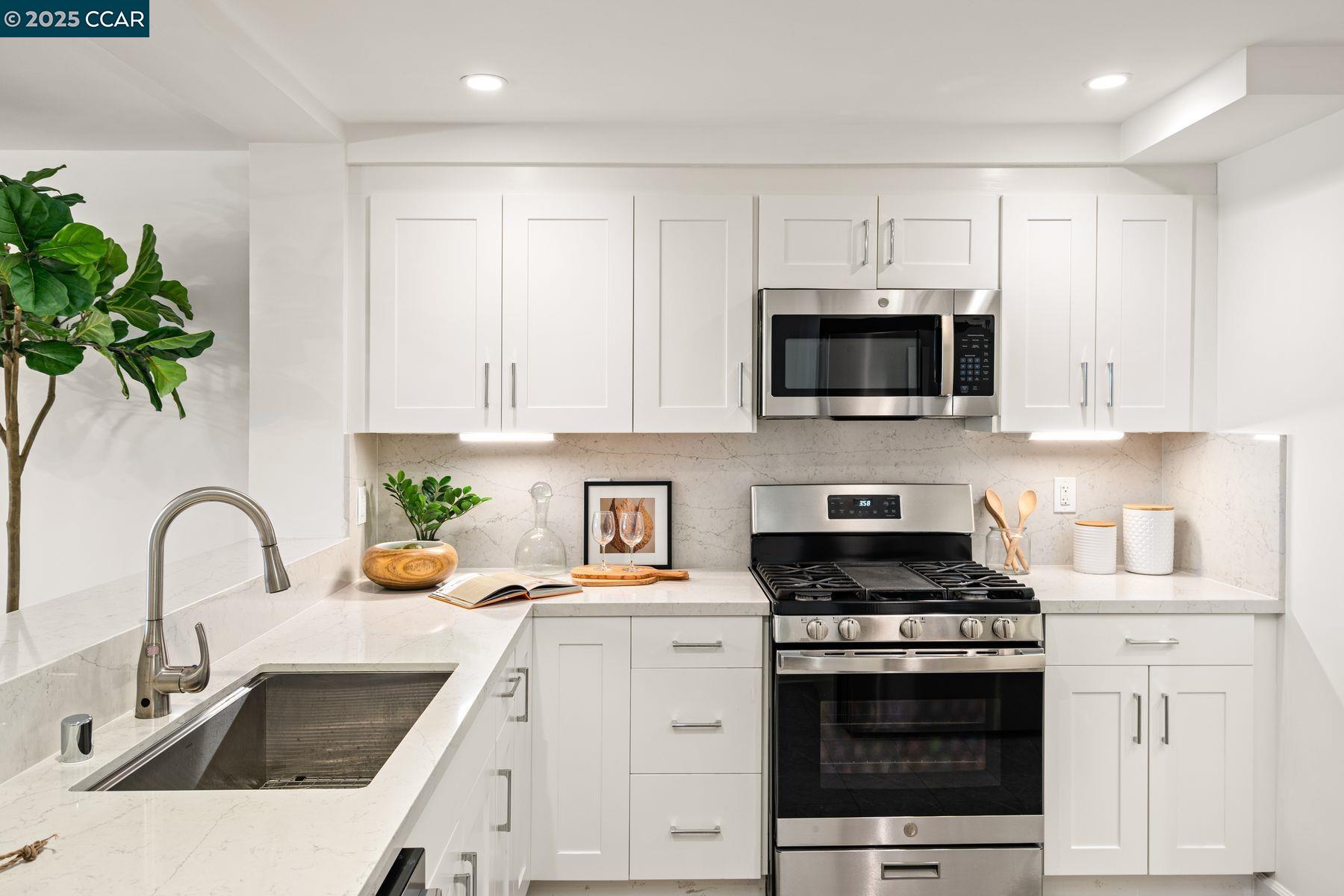 Detail Gallery Image 9 of 35 For 650 Chestnut Street #205,  San Francisco,  CA 94133 - 3 Beds | 2 Baths