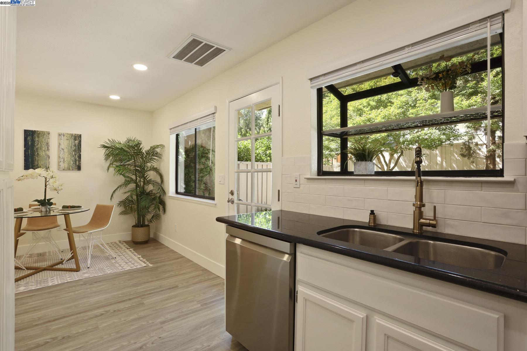 Detail Gallery Image 16 of 44 For 7650 Arbor Creek Cir, Dublin,  CA 94568 - 2 Beds | 2 Baths