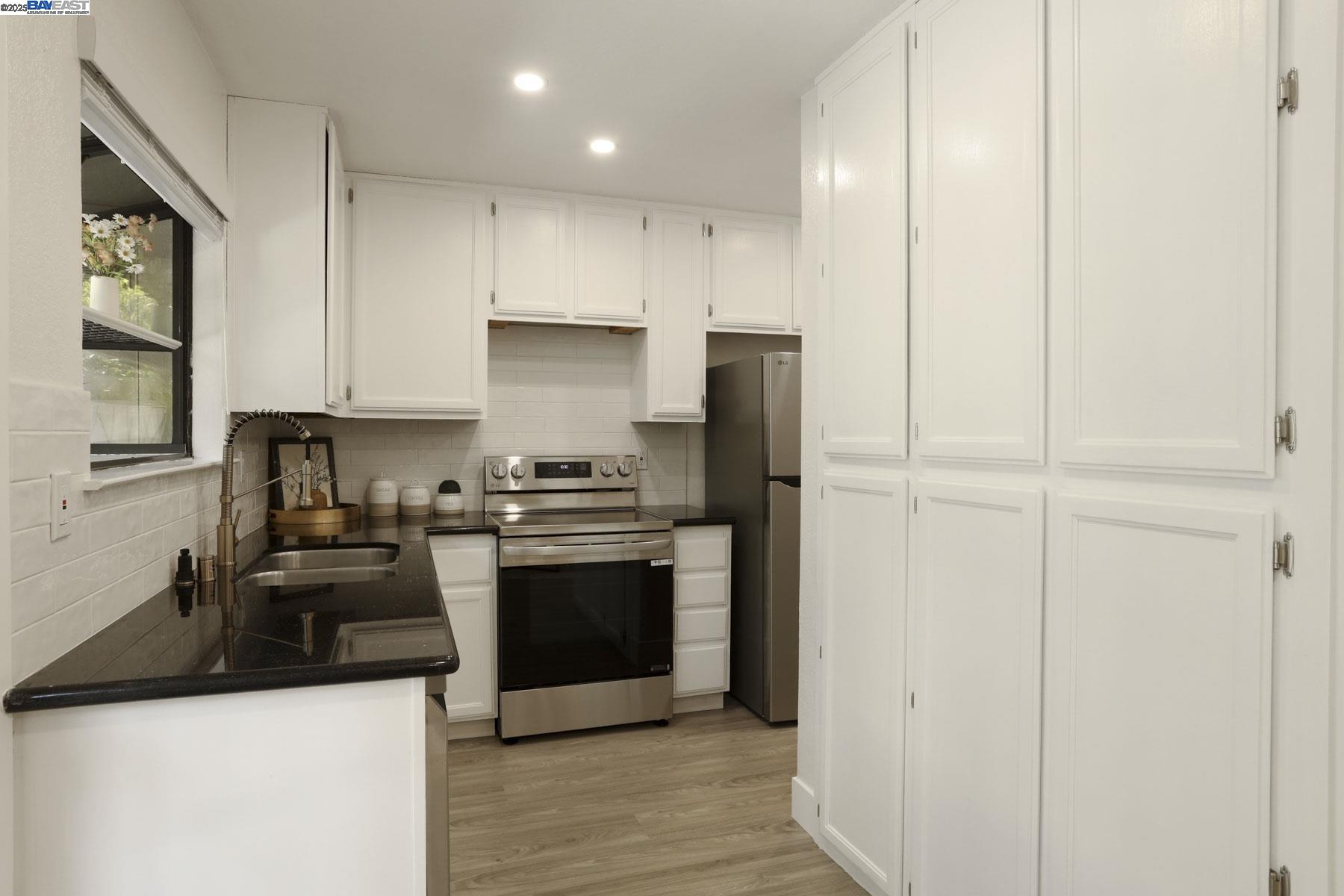 Detail Gallery Image 21 of 44 For 7650 Arbor Creek Cir, Dublin,  CA 94568 - 2 Beds | 2 Baths
