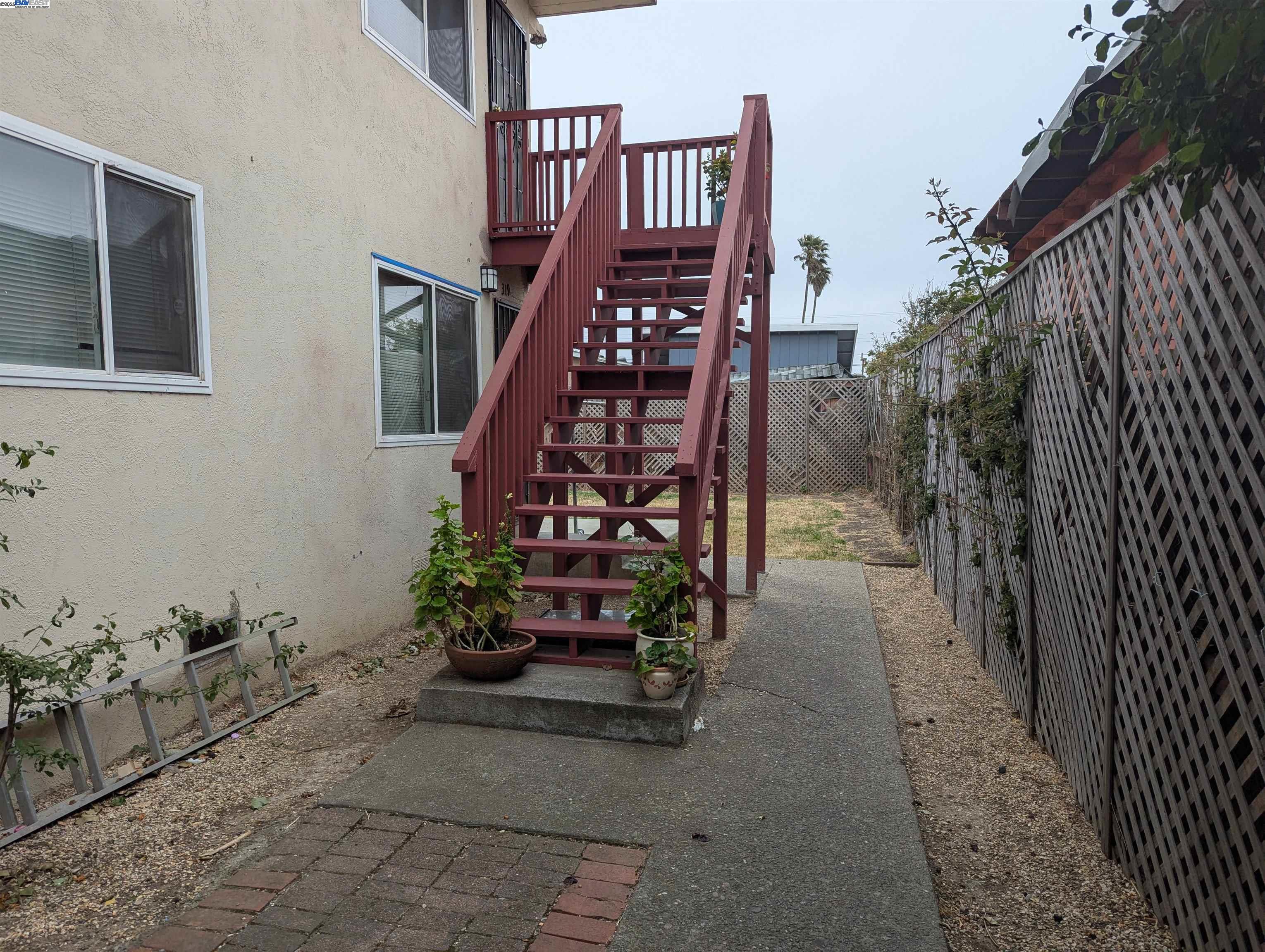 Detail Gallery Image 4 of 16 For 317 S 26th St, Richmond,  CA 94804 - – Beds | – Baths