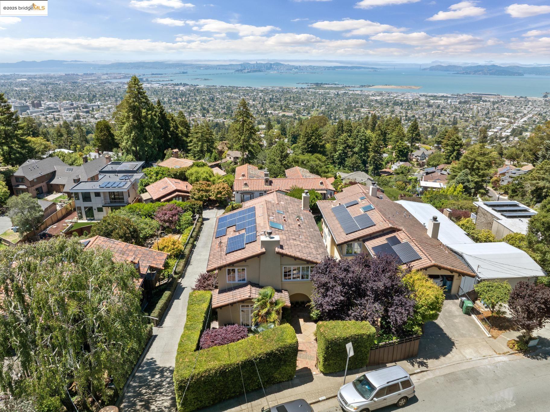 Detail Gallery Image 2 of 57 For 1016 Grizzly Peak Blvd, Berkeley,  CA 94708 - 4 Beds | 2/1 Baths
